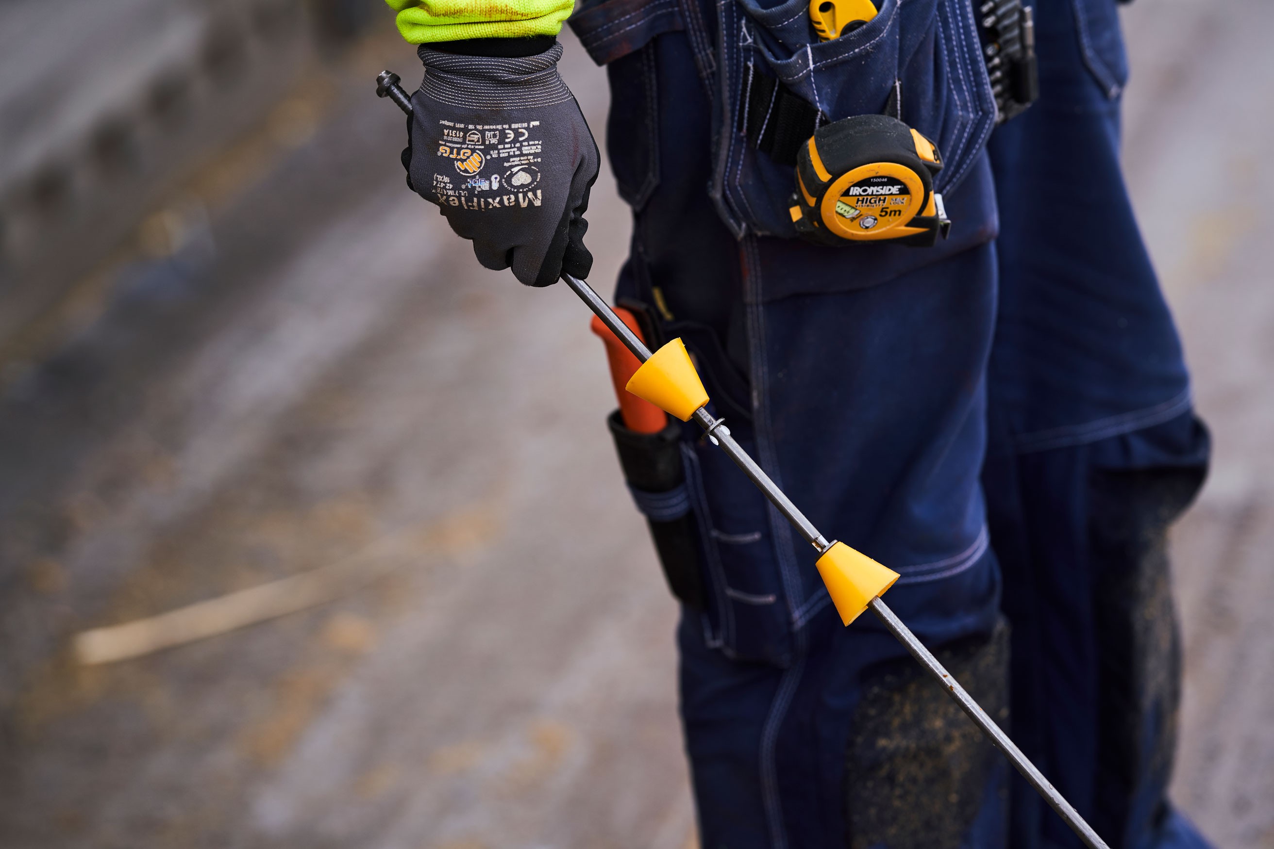 Arbetare med stag i handen