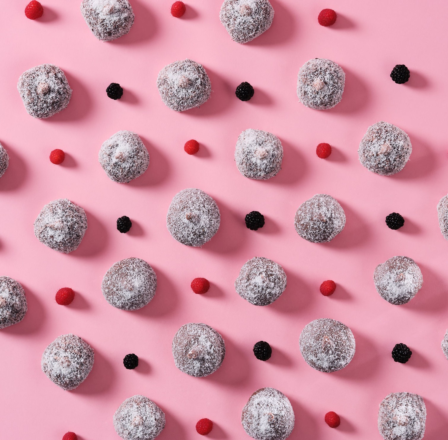 En blandning av kokosbollar och bär