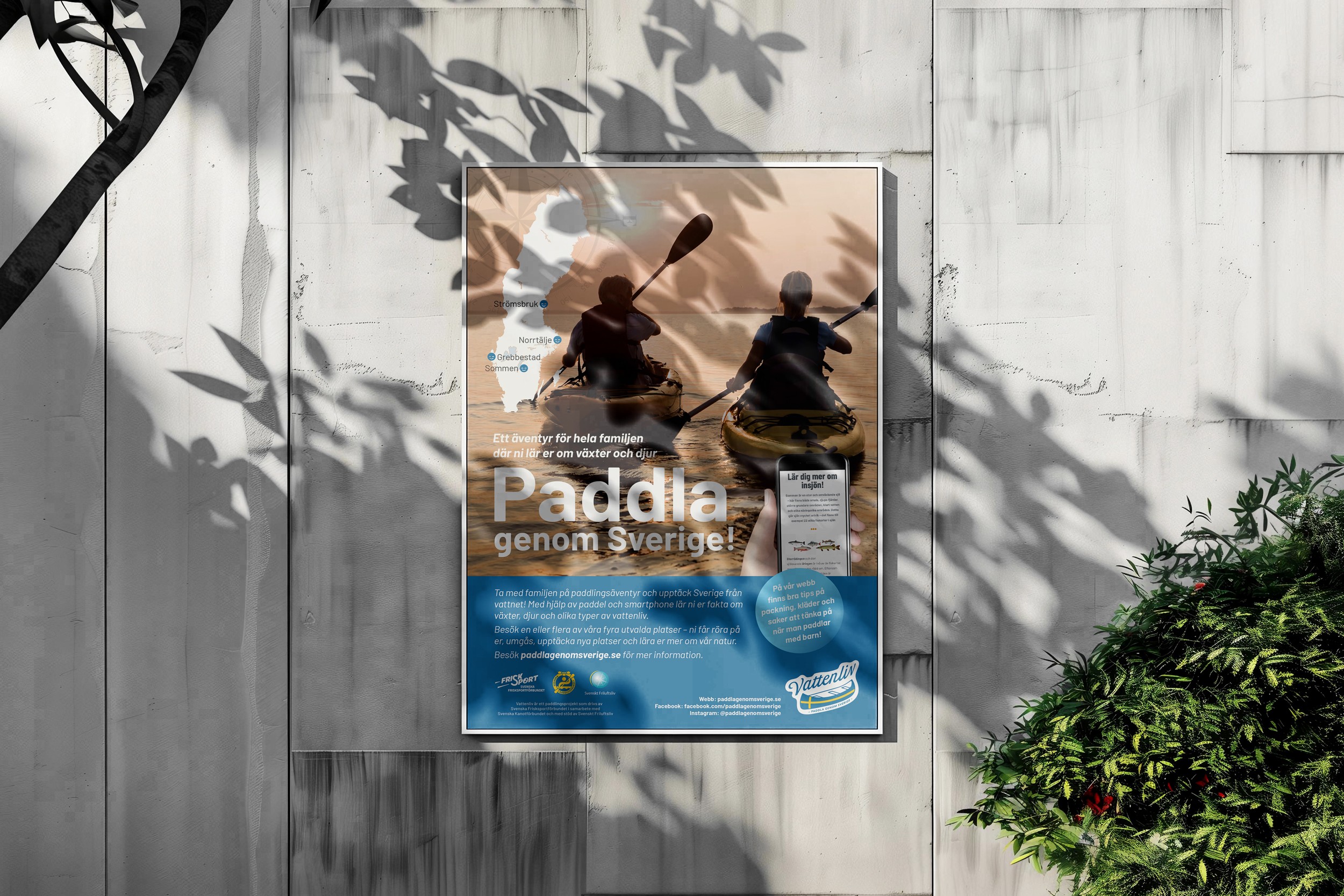 Affisch för Paddla genom Sverige som är uppsatt på en trävägg