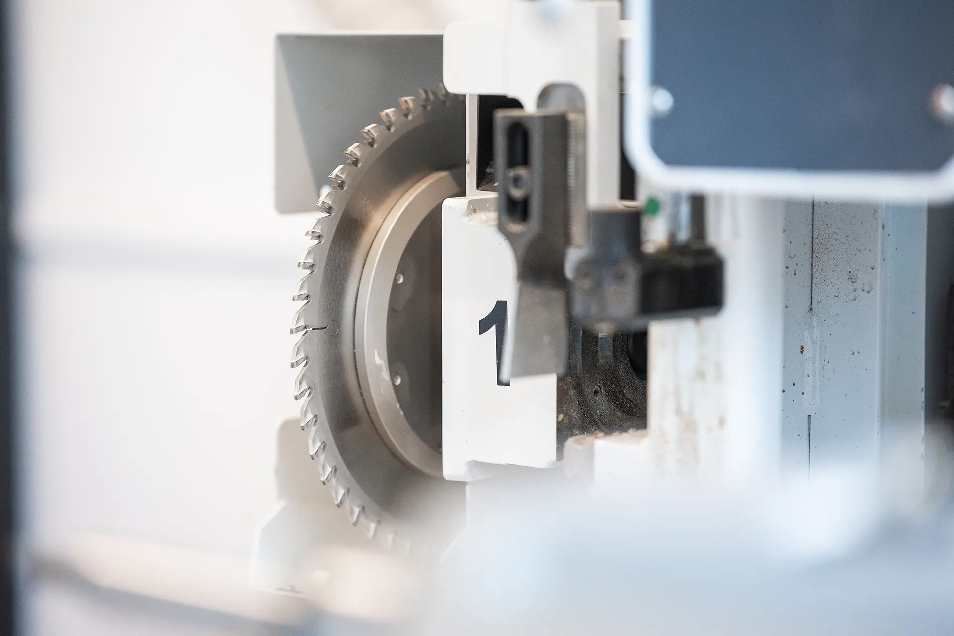 Träbearbetningsmaskin i aktion