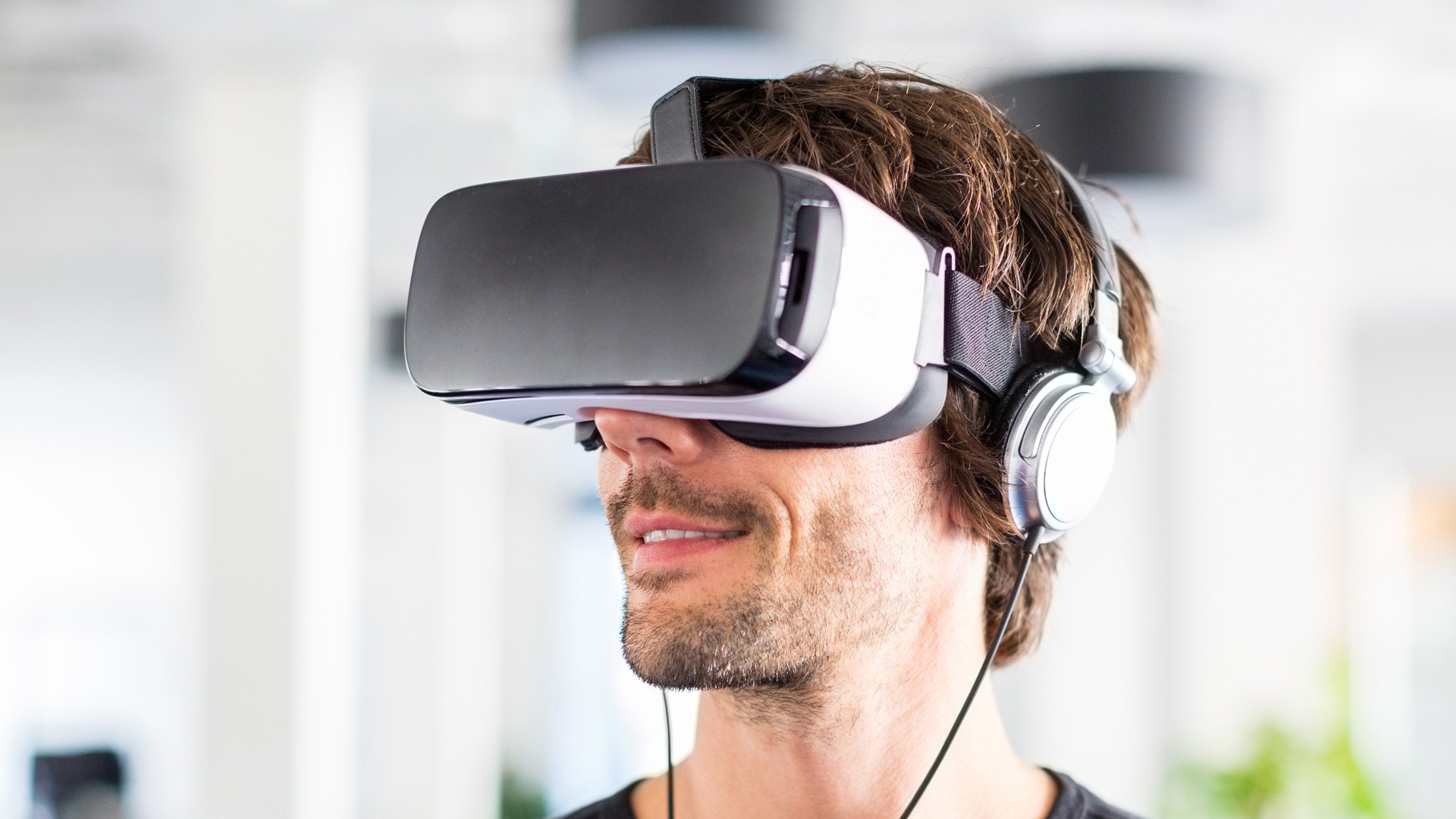 Person som tittar i VR-glasögon