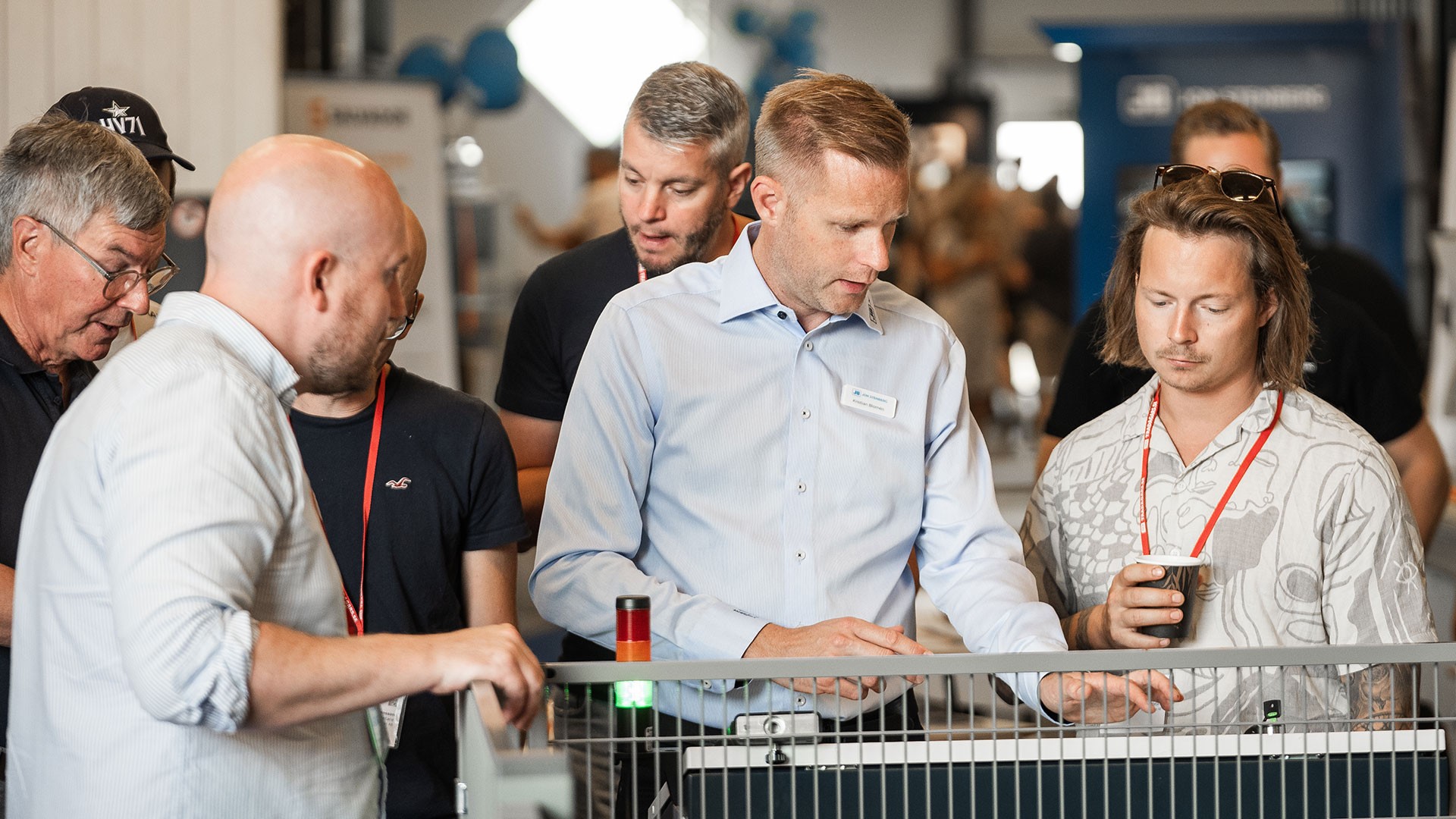 Person som visar hur en maskin fungerar hos Jon Stenberg