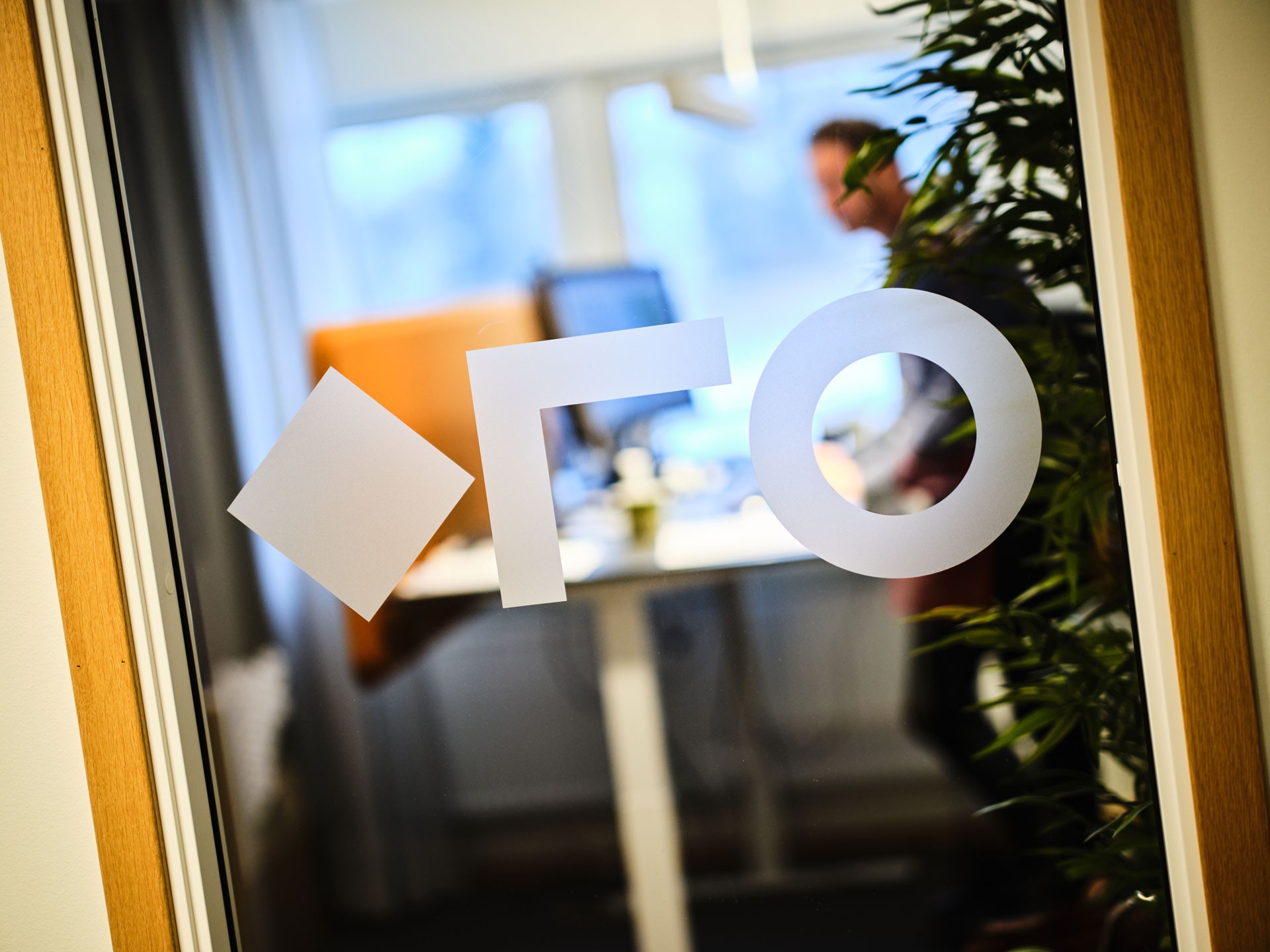 Glasruta med dekor in till kontor