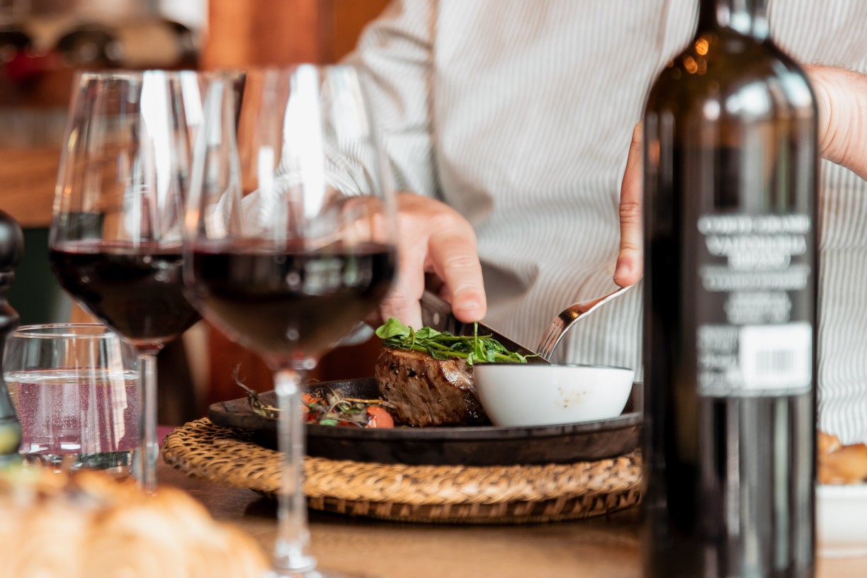 Person som äter middag och dricker vin på Dal Baffo