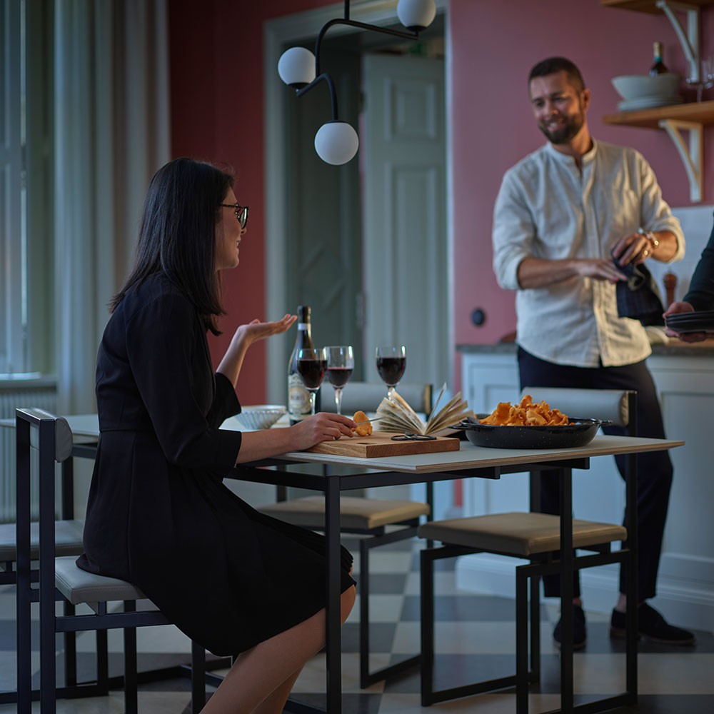 Två personer som har samtalar vid matbordet