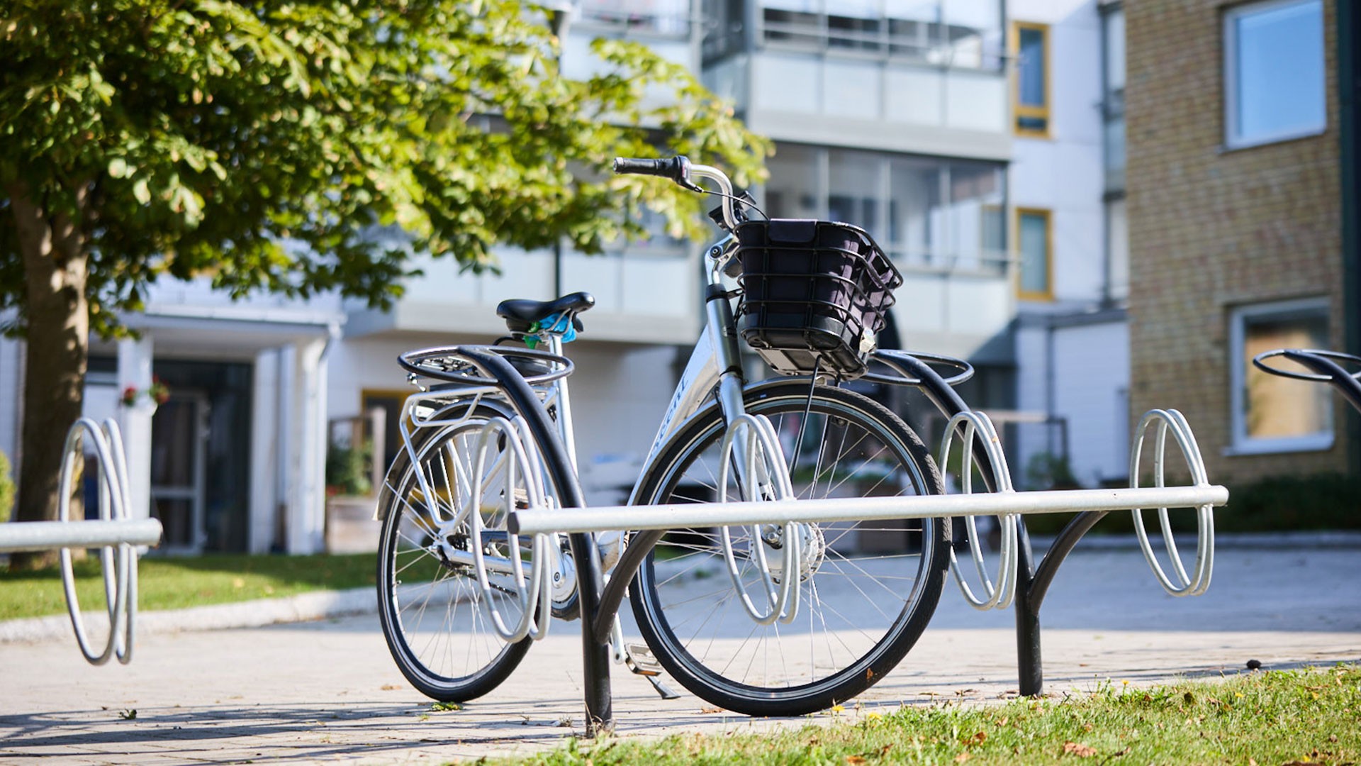 Cykel framför en av bostadshusen