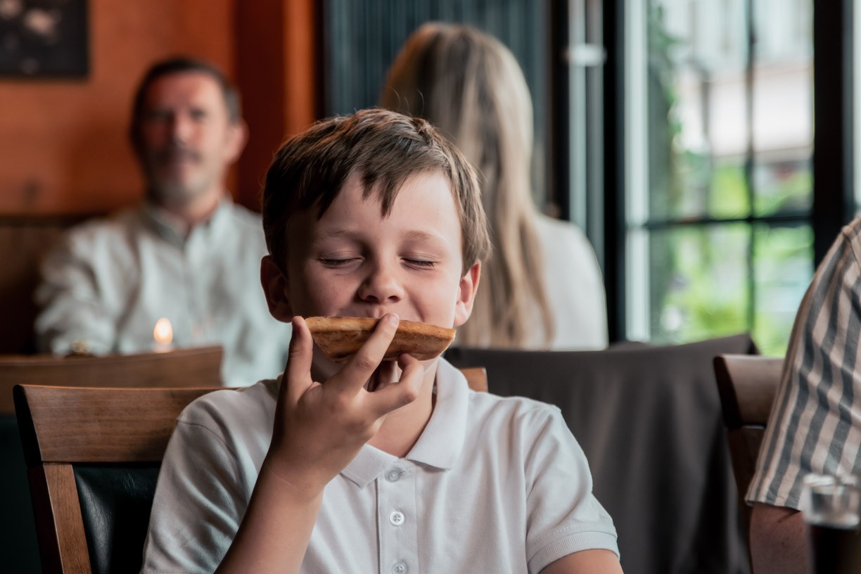 Barn som njuter av maten