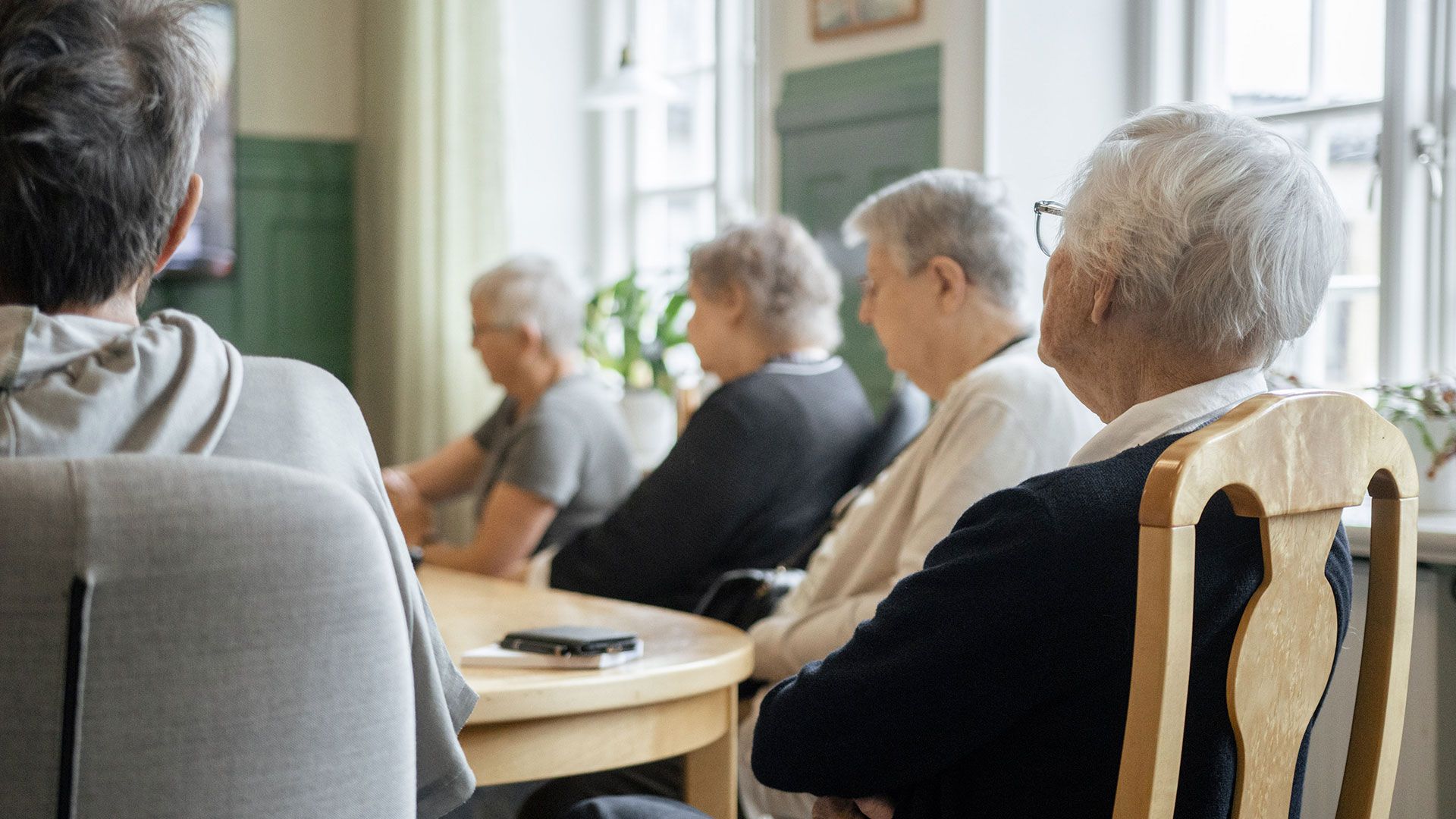 Seniorer i grupp på Lindgården