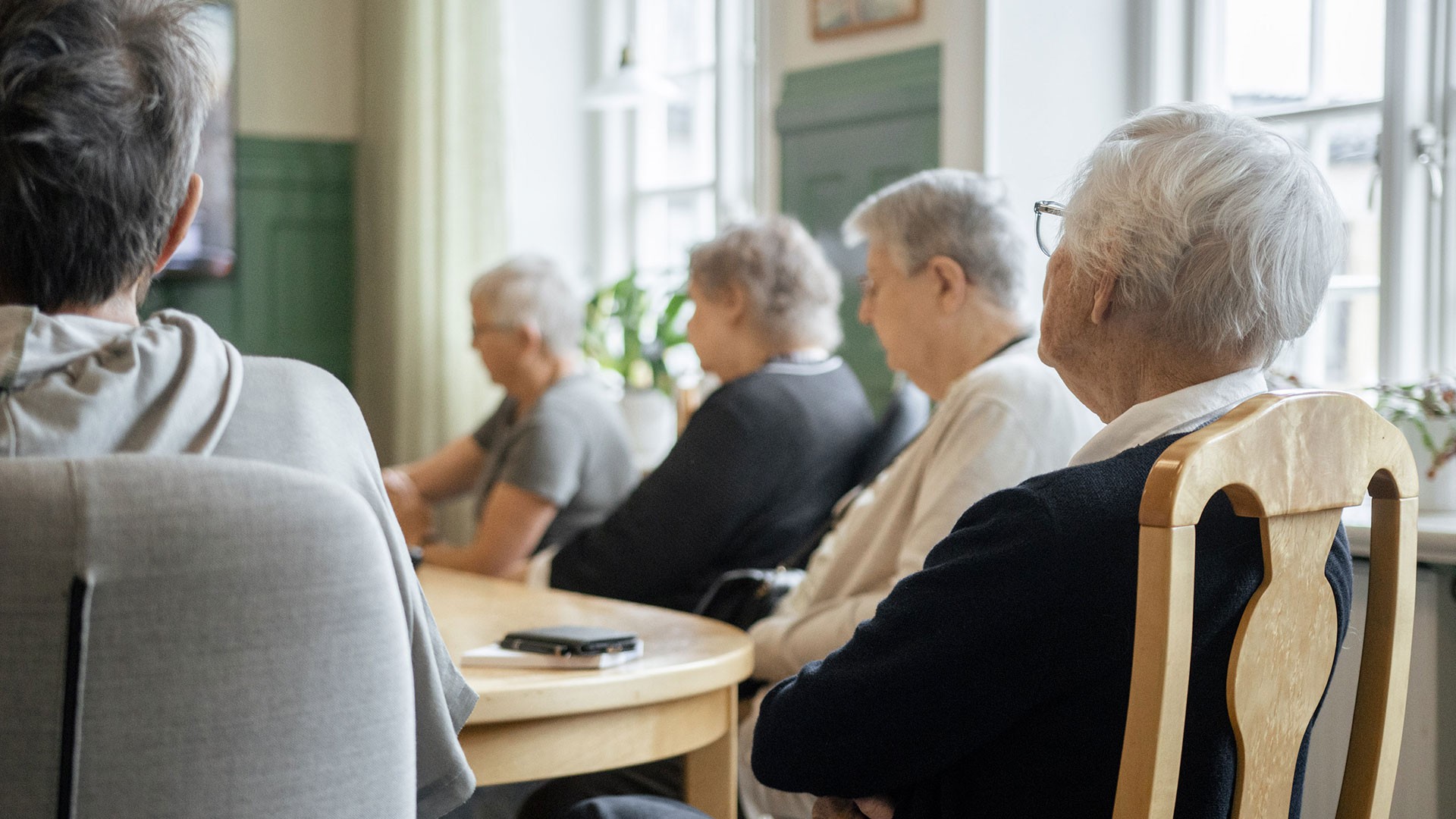 Seniorer i grupp på Lindgården