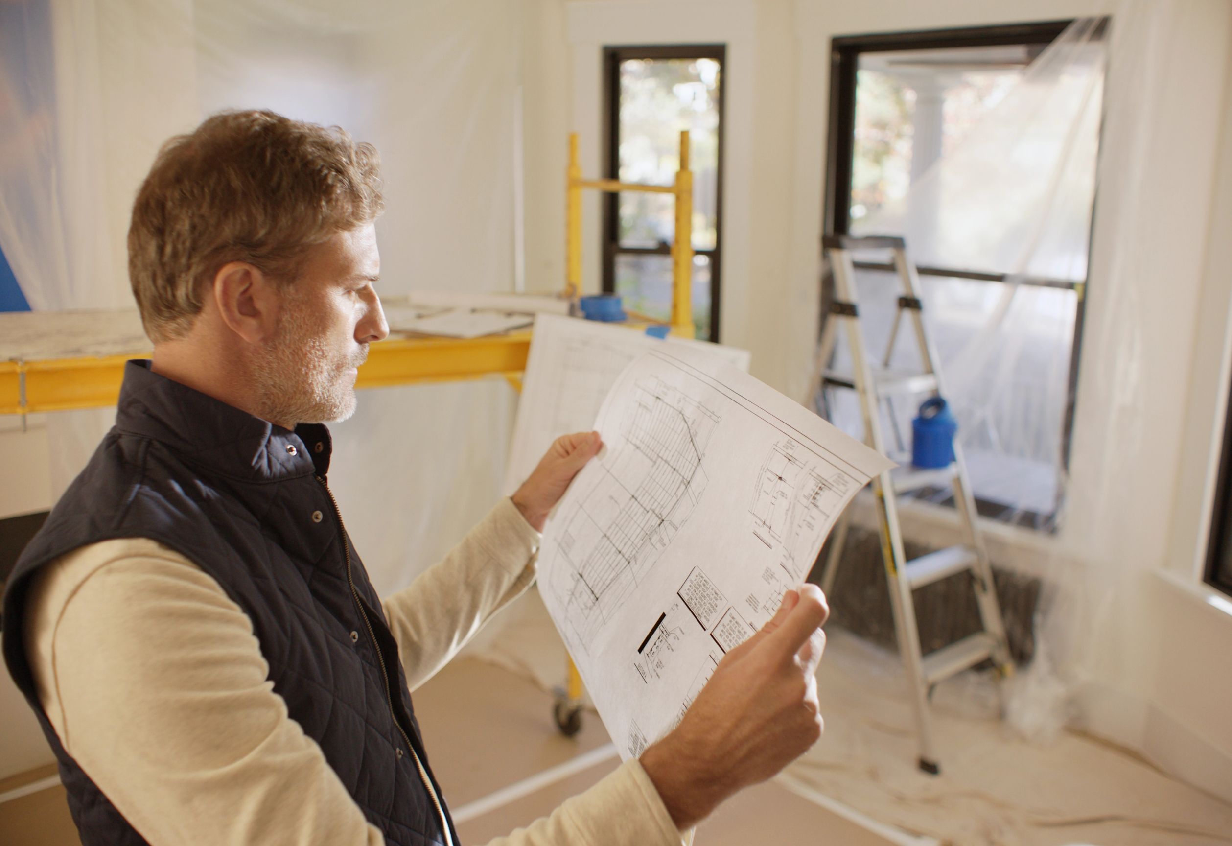 man sees small print after using VIZZ eye drops aceclidine ophthalmic solution 1.44%