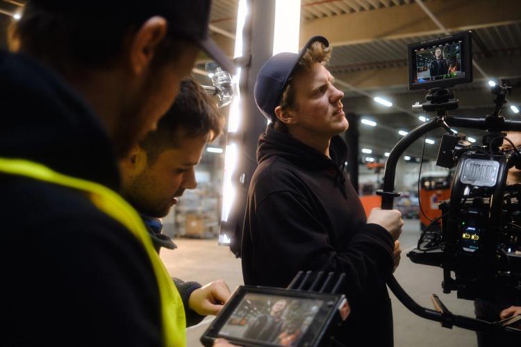 Missing alternative text