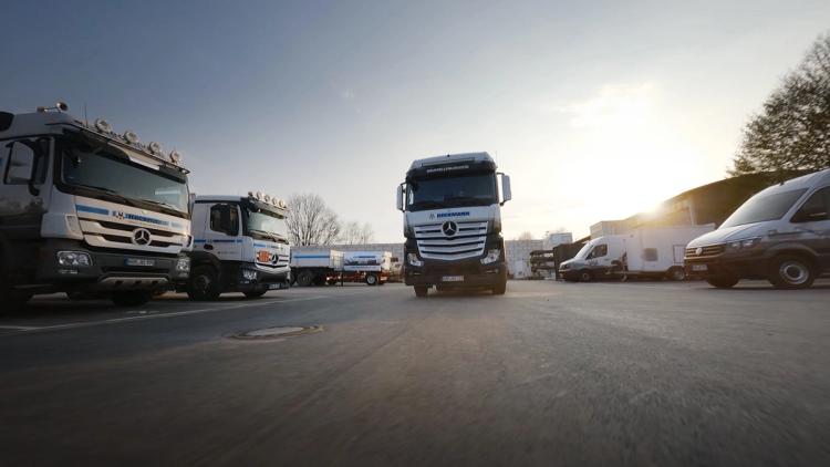 Missing alternative text