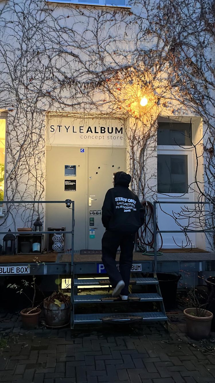 Missing alternative text