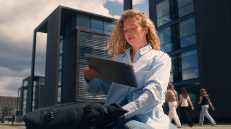 Missing alternative text