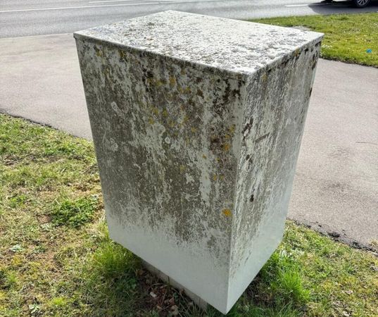 Außenreinigung Technikgehäuse – Vorher