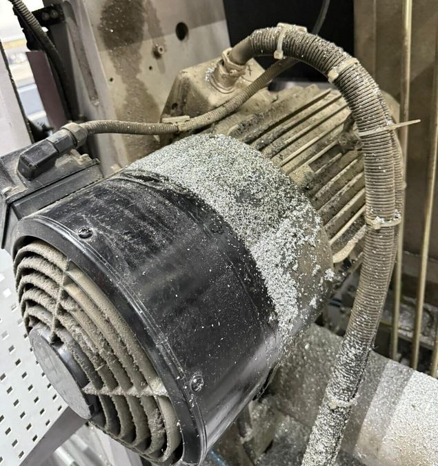Elektromotor – Staub & Produktionsrückstände: Vorher