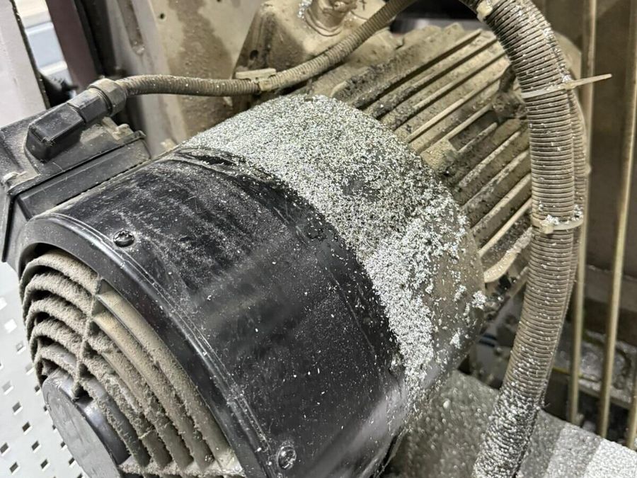 Elektromotor – Staub & Produktionsrückstände: Vorher