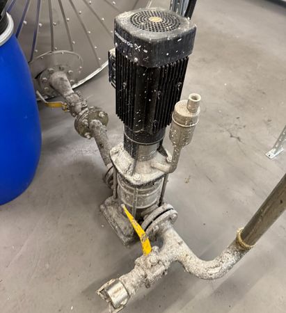 Pumpe & Rohrsystem – Produktionsbereich – Vorher