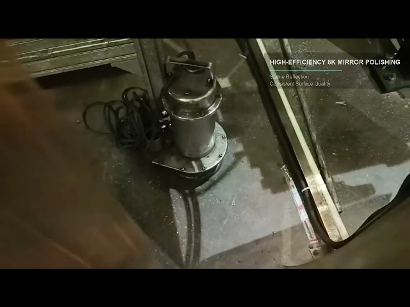 Detalle del acabado espejo 8K sobre la banda