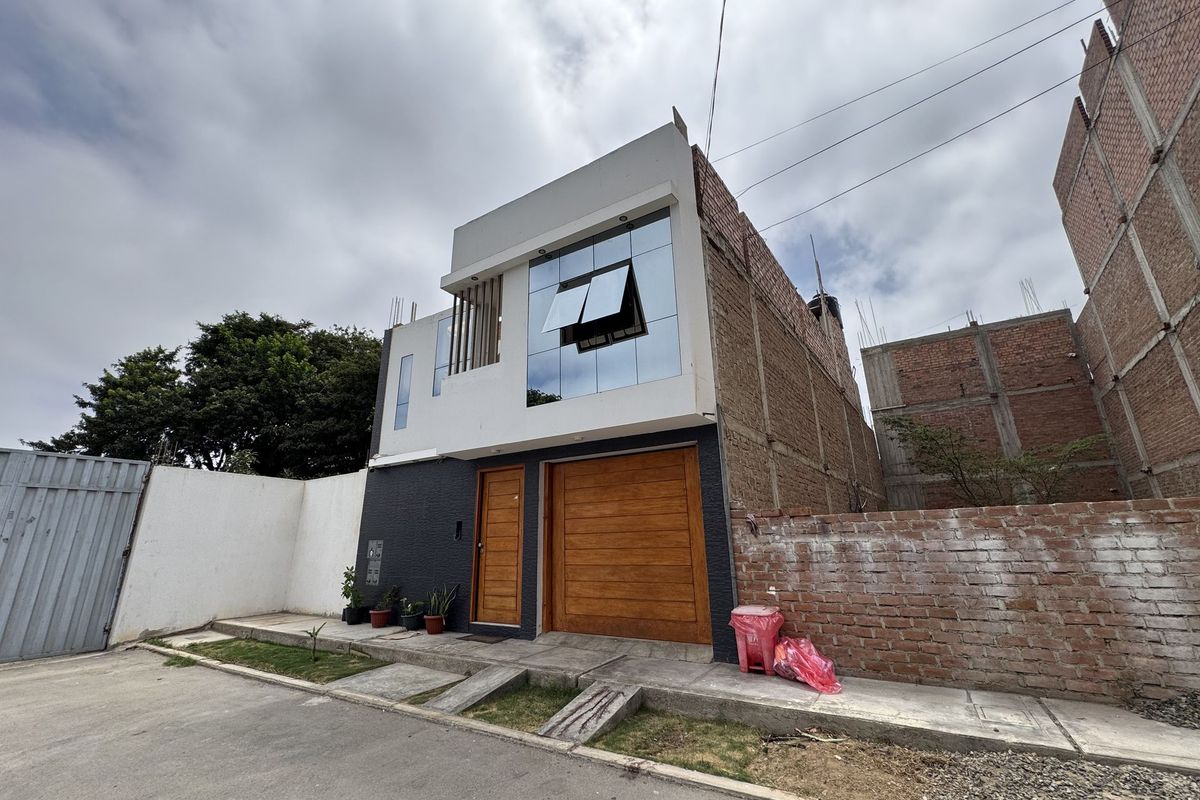 Casa moderna en Urb. Santa Adriana