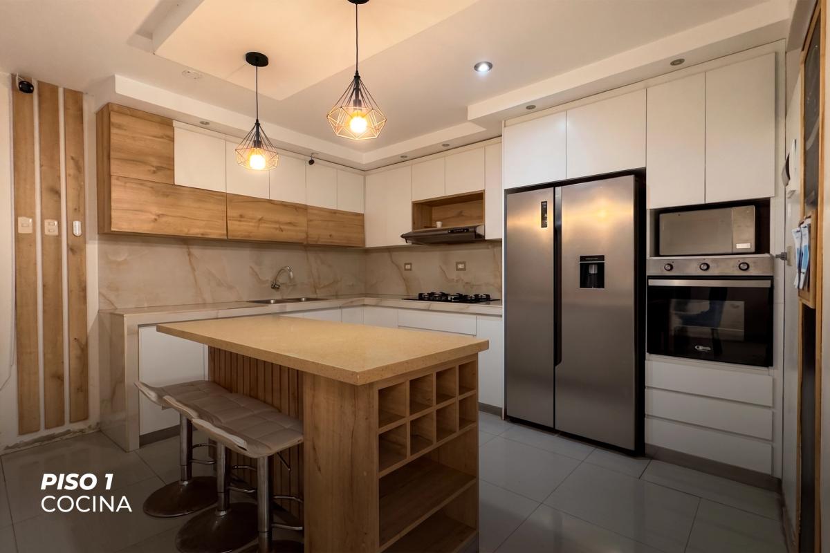 Casa moderna en Urb. Santa Adriana