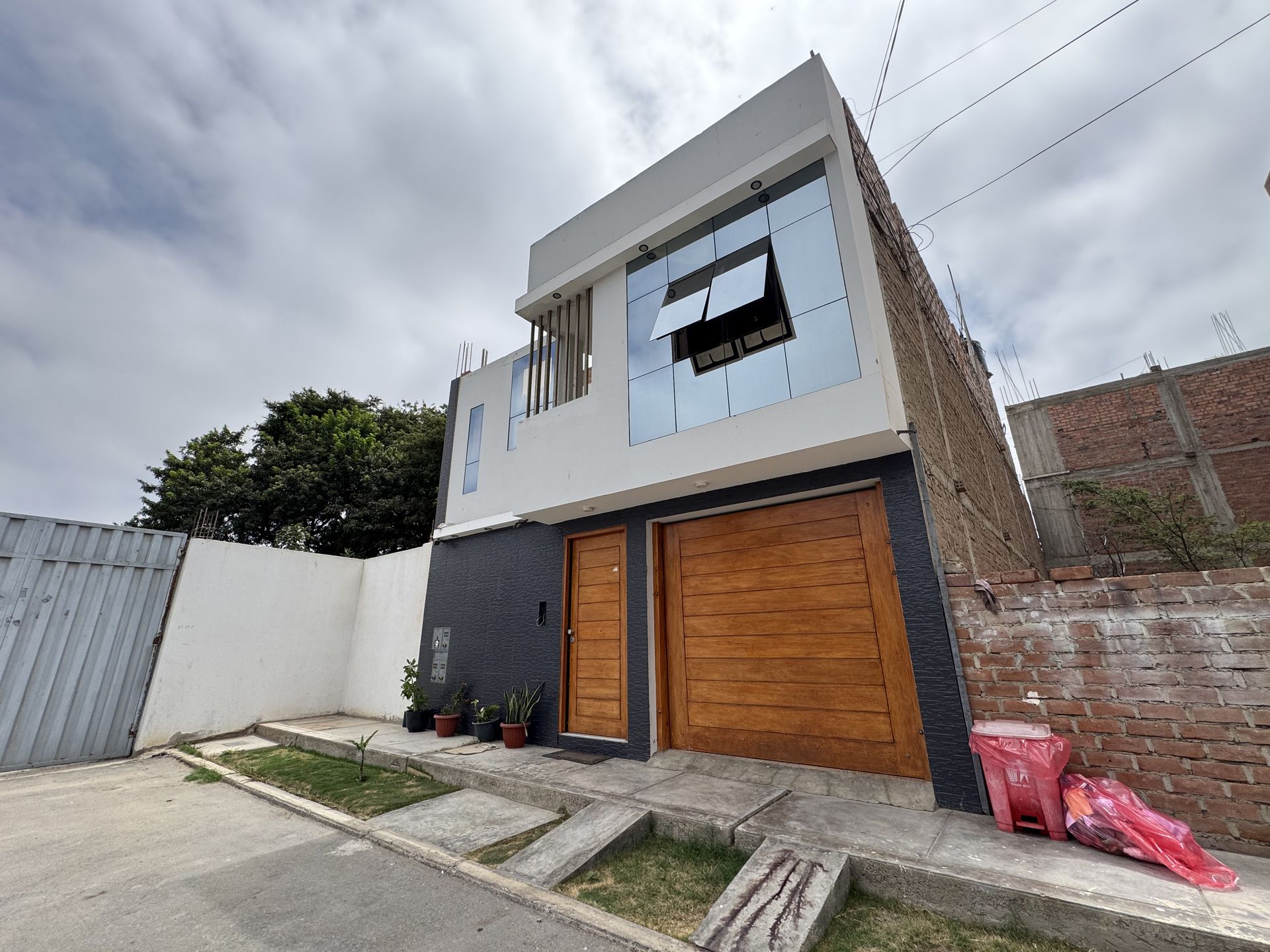 Casa moderna en Urb. Santa Adriana