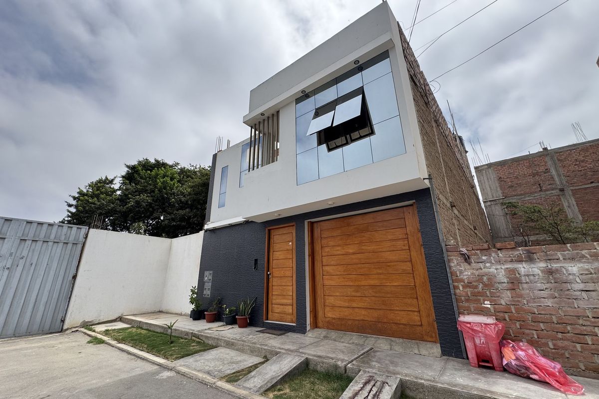 Casa moderna en Urb. Santa Adriana