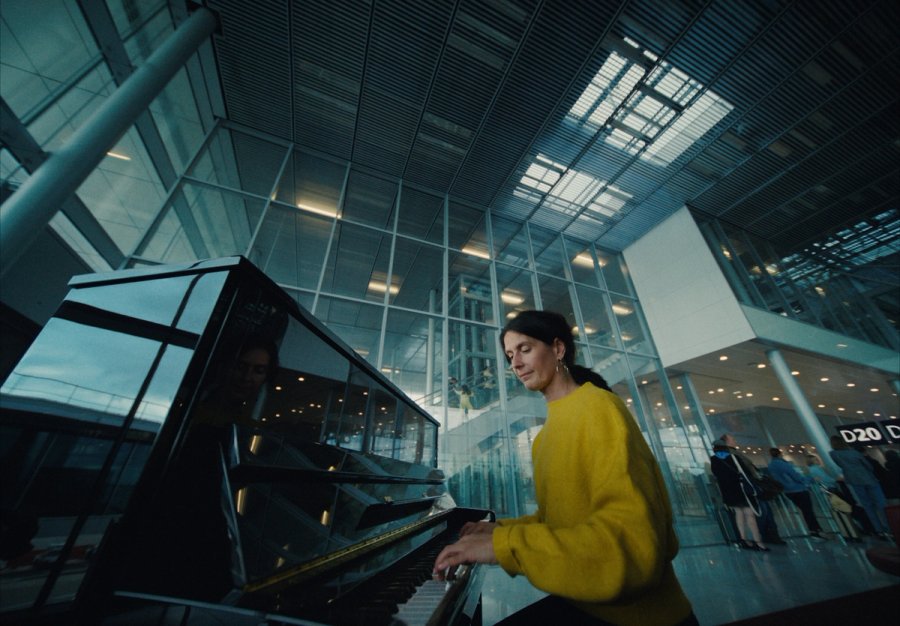 ADP_DC Online_MIX Marc ENG_4444 to grain.mov_1.36.16