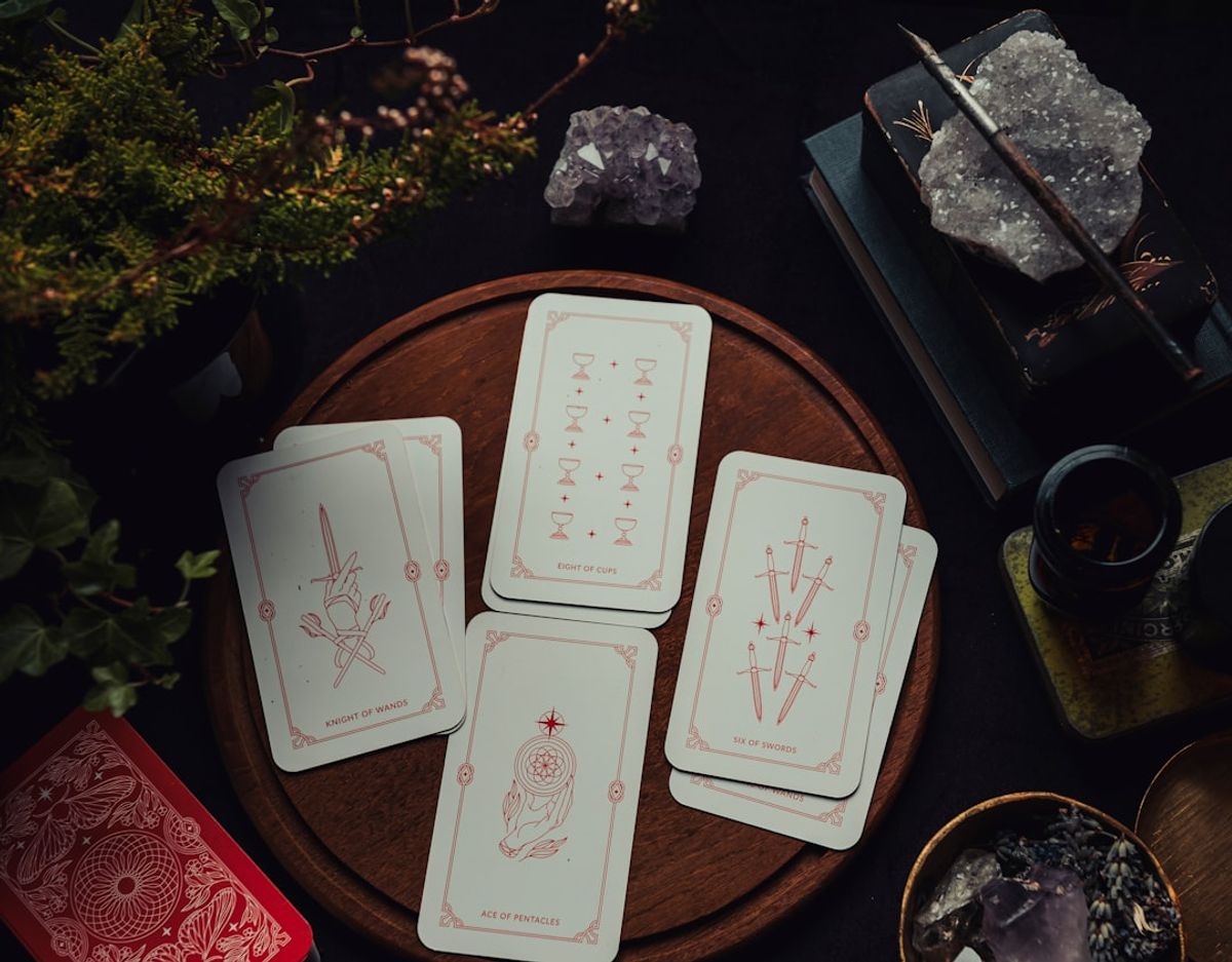 塔羅牌教皇牌完整解析|傳承與智慧的象徵指南