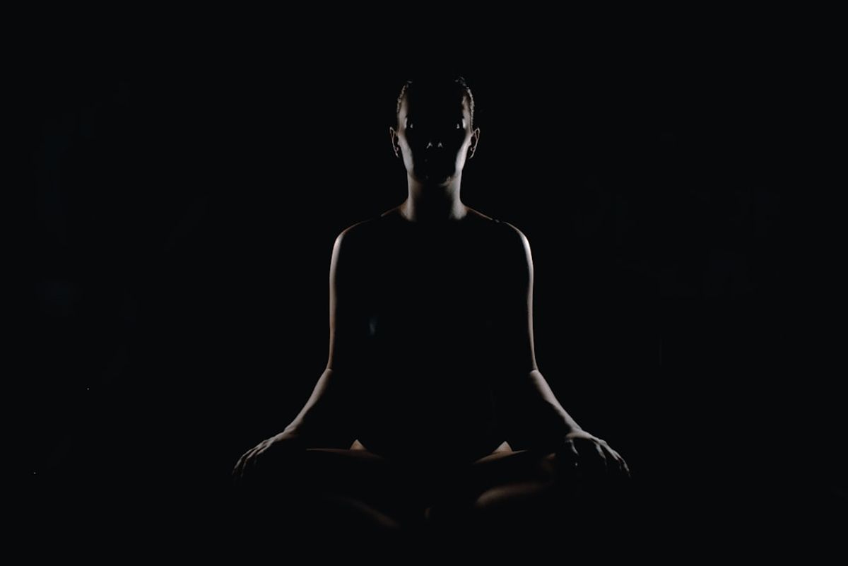 探索前世今生回溯，了解如何透過催眠、冥想感知前世記憶。揭開輪迴奧秘，辨識靈魂記憶的跡象，帶來深層療癒與覺醒。