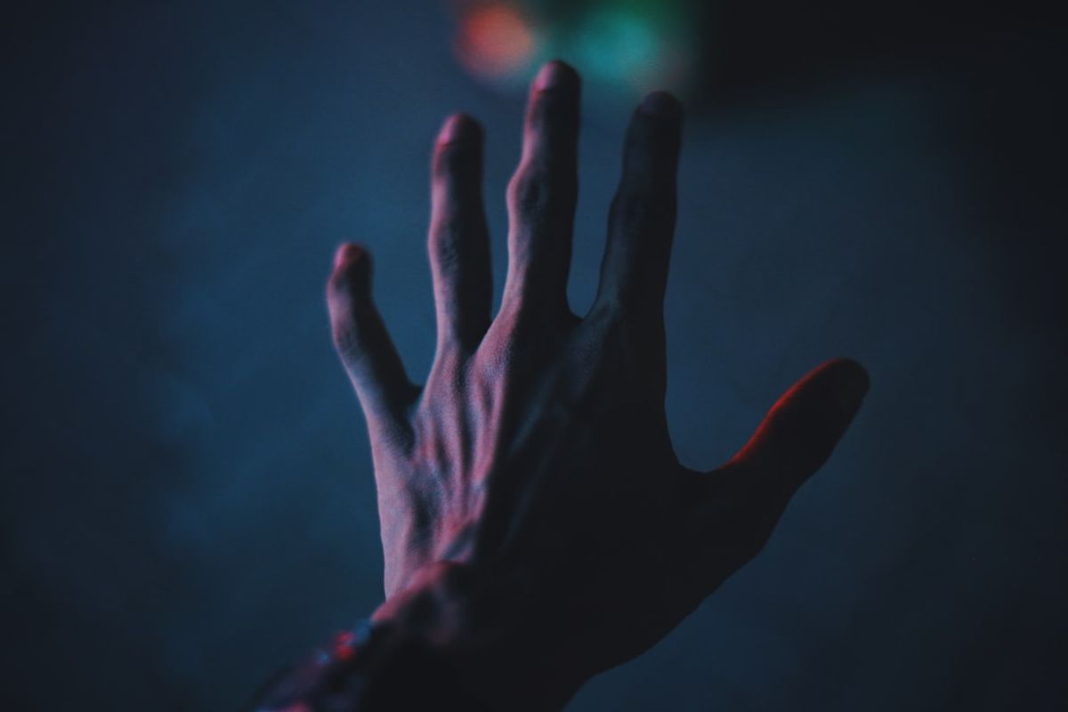探索AI看手相如何結合現代影像辨識與古老手相學，了解AI手相解析的原理、準確度與使用指南，帶你走進科技與命理的奇妙世界。