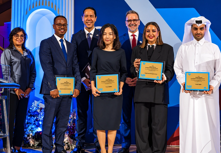 Leo Naut and other award recipients pose with Acting UNCTAD Secretary-General Pedro Manuel Moreno
