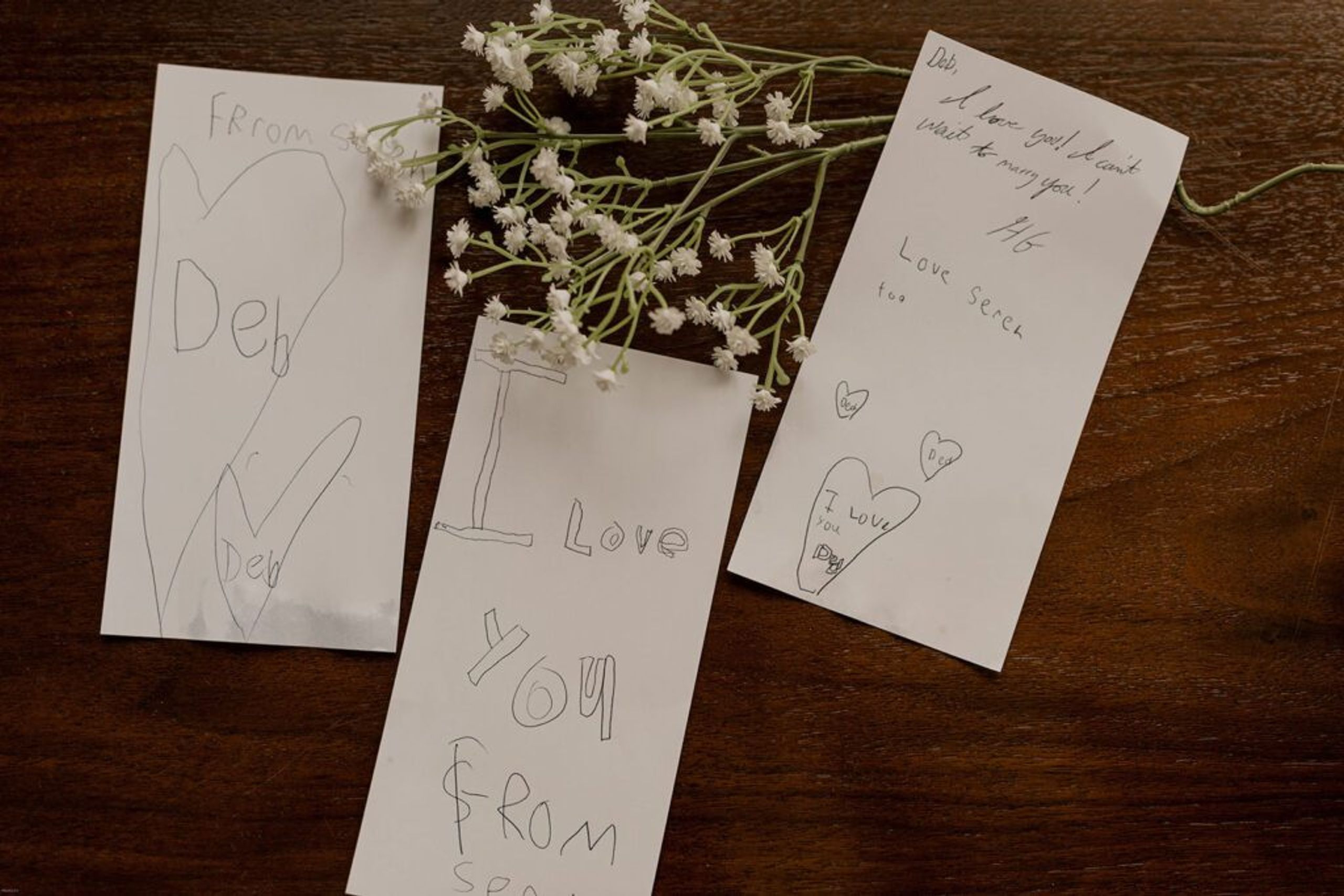 A close-up of a handwritten note saying 'I love you,' paired with white flowers, conveying a heartfelt message at 173 Carlyle House.