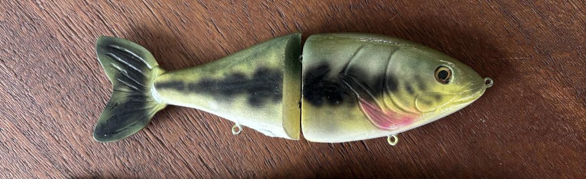 Glide bait au patron de perchaude sur fond de bois