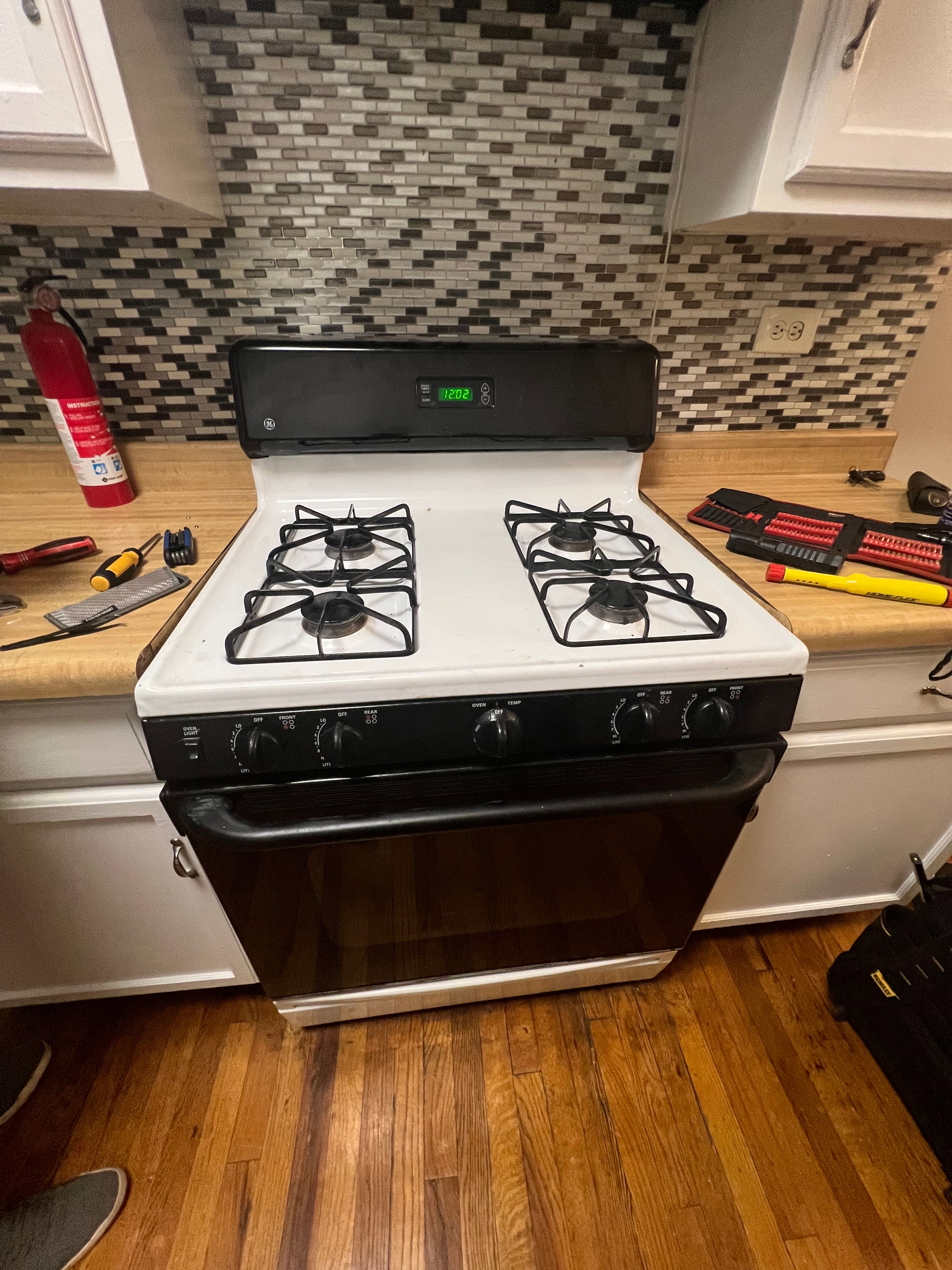 A GE Gas Stove With a Burner That Would Not Light in Chicago (photo 1)