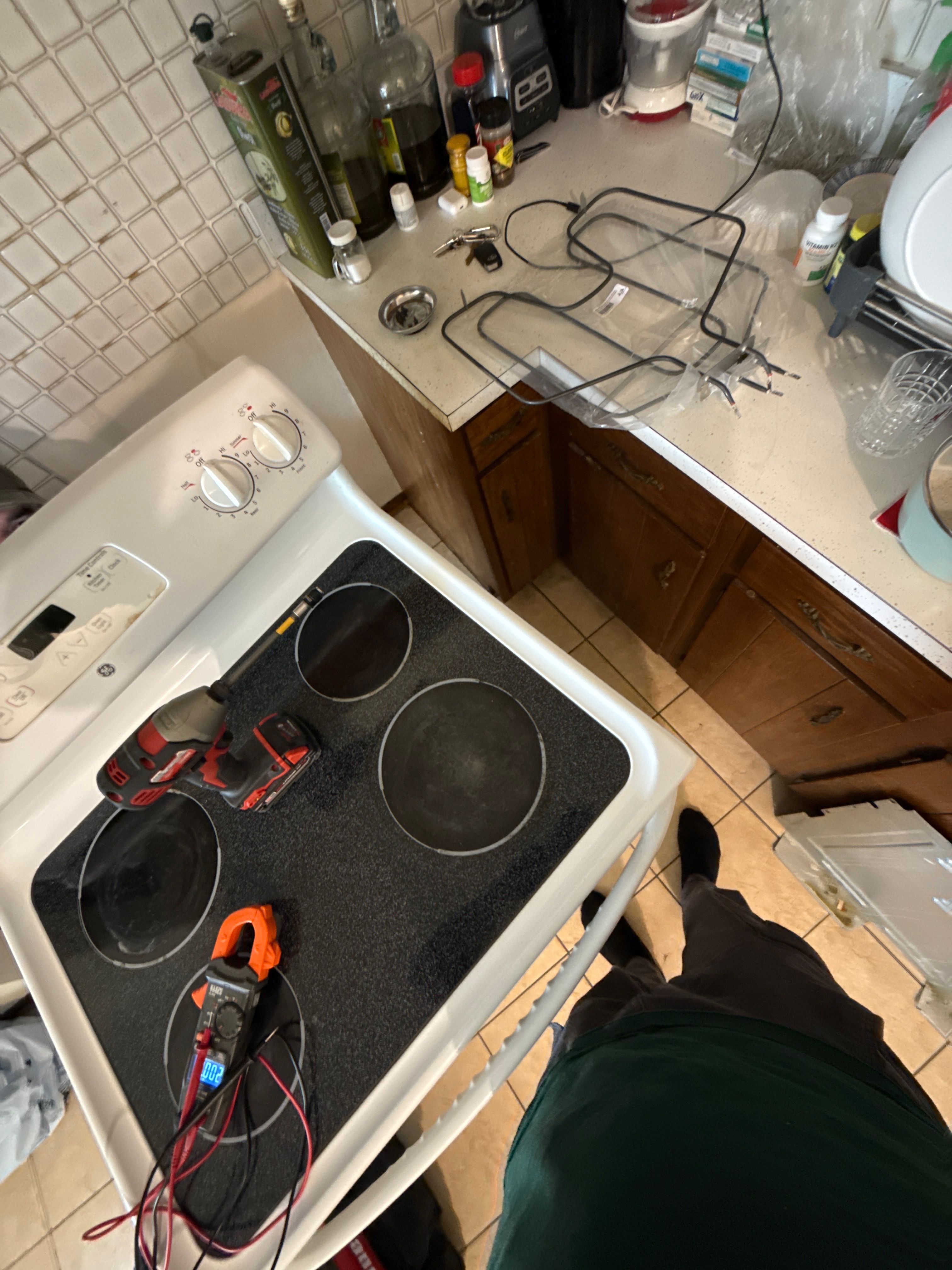 A GE Electric Stove With an Oven That Would Not Heat in Oak Lawn (photo 3)