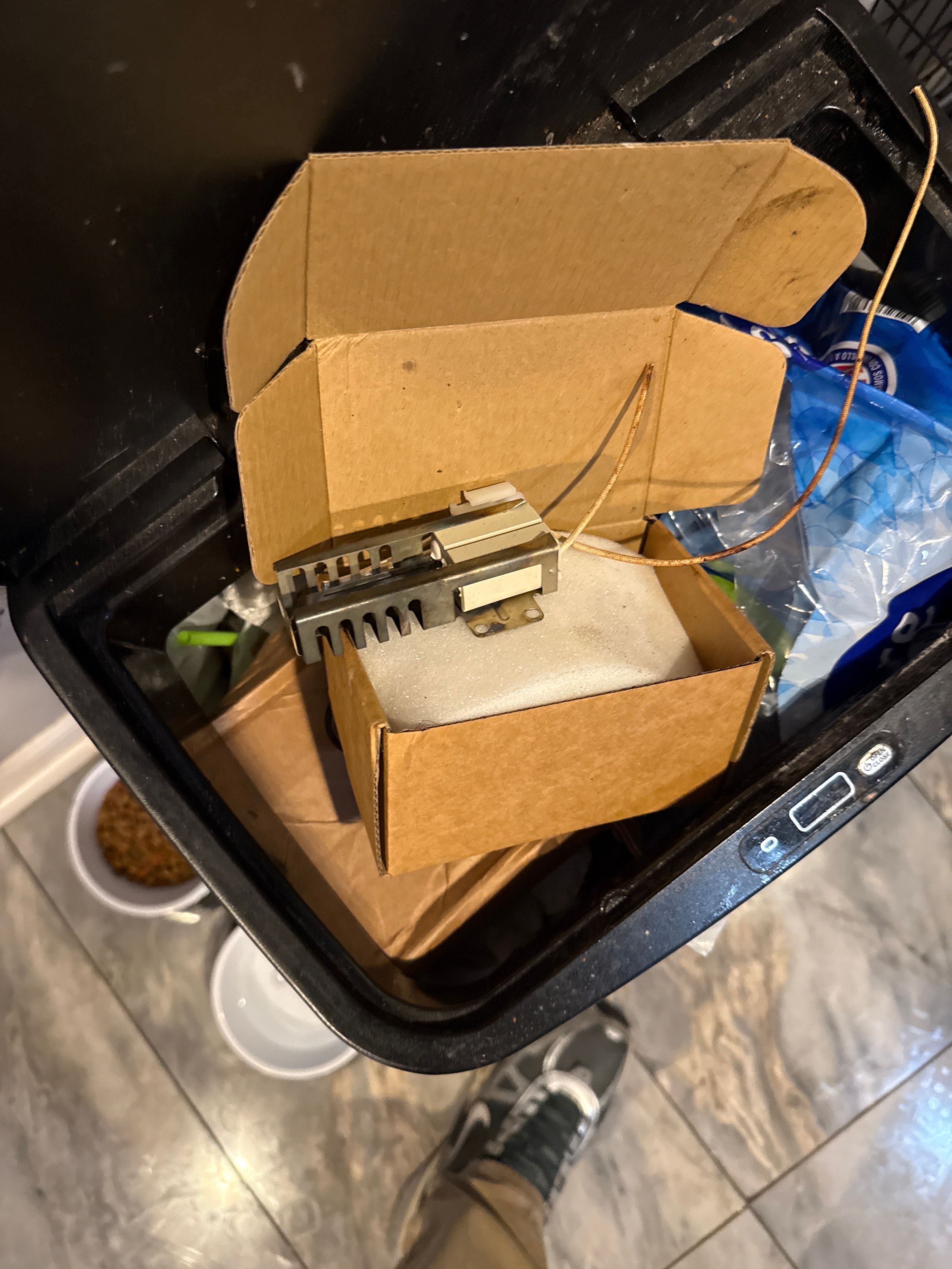 A Frigidaire Stove With a Burner Igniter That Went Out in Chicago (photo 2)