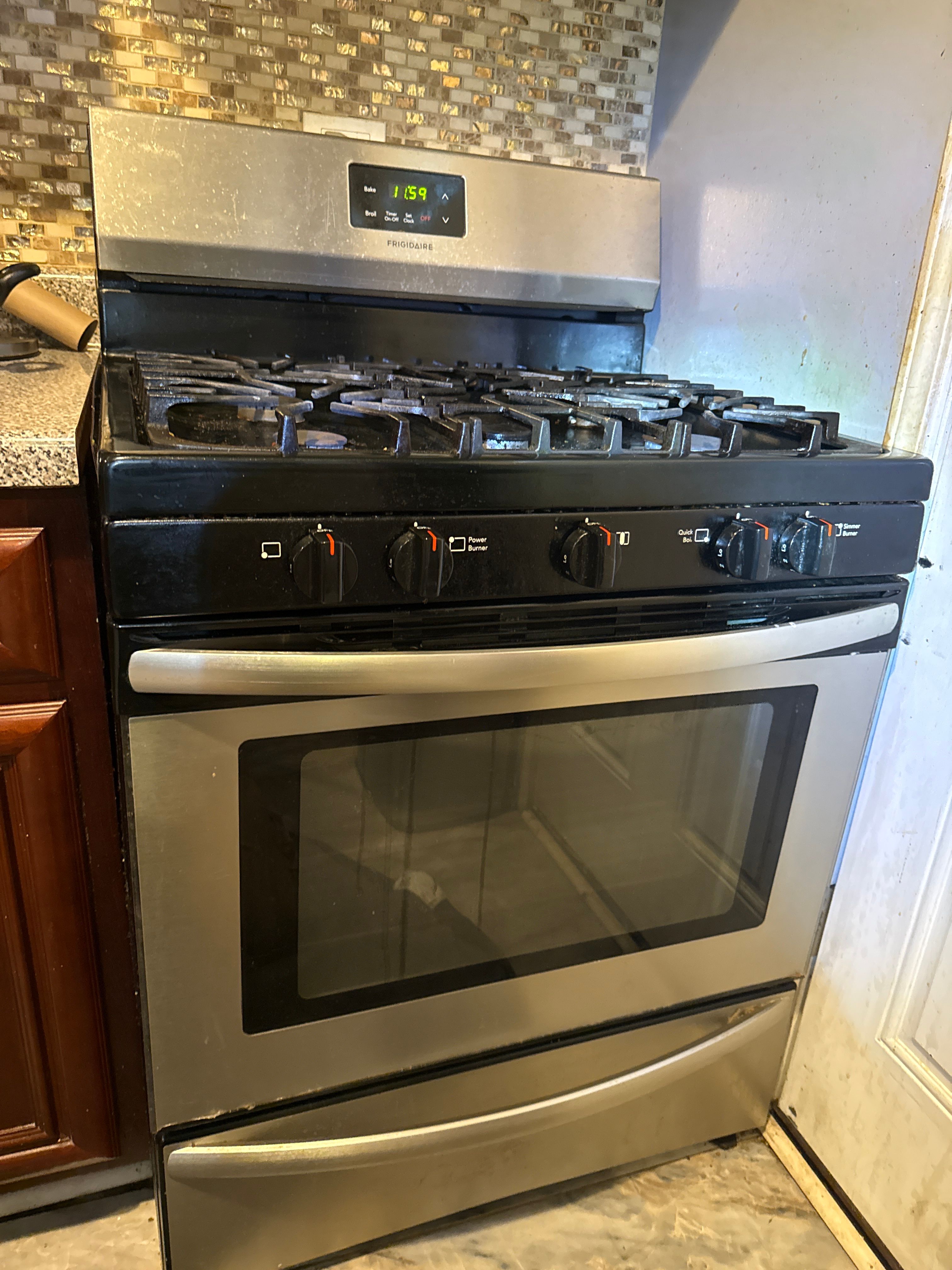 A Frigidaire Stove With a Burner Igniter That Went Out in Chicago (photo 1)