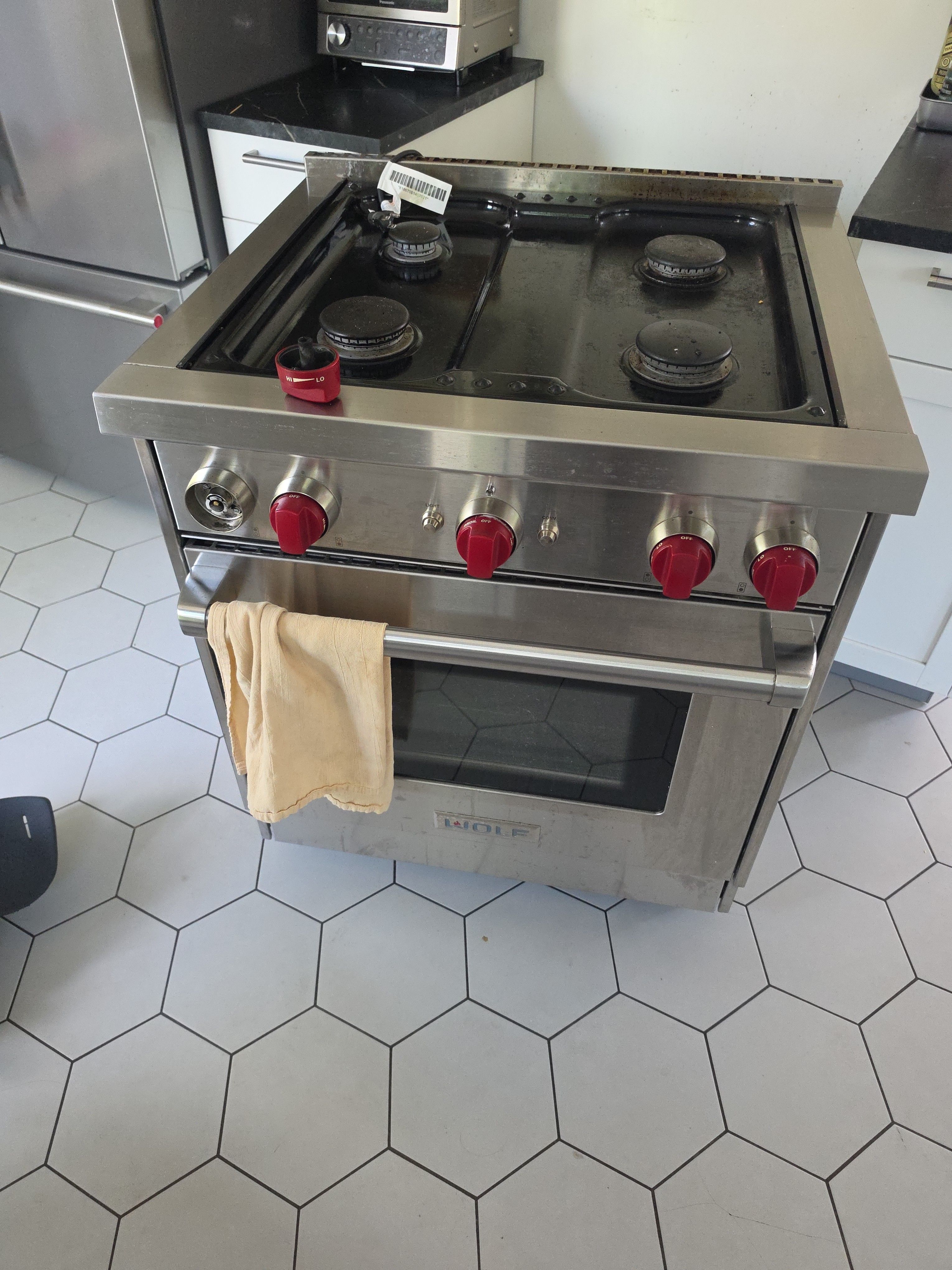 A Gas Range With a Burned Knob Switch After a Flare-Up in Pasadena (photo 1)