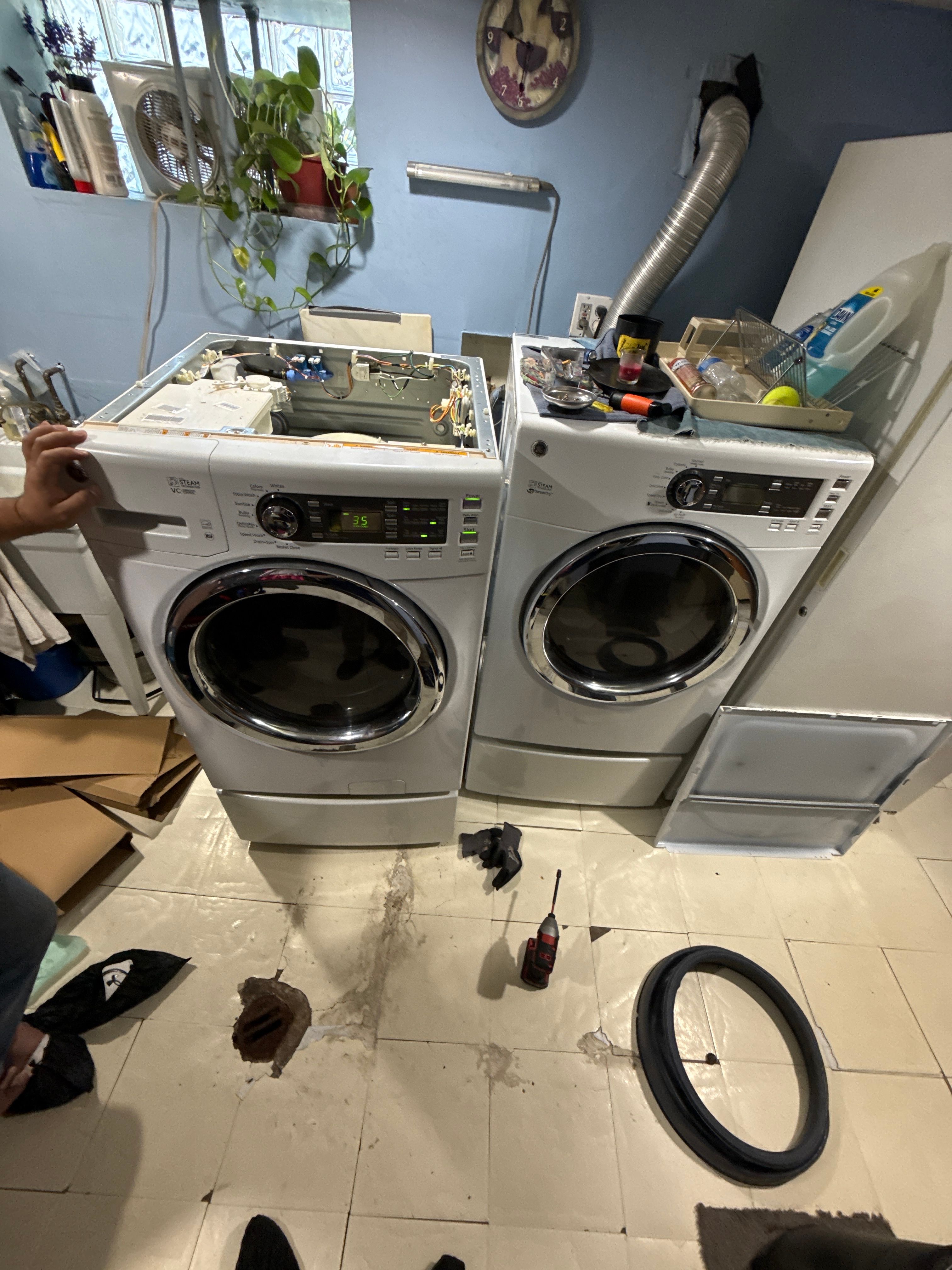 A GE Washer Leaking Water From the Door Boot in Chicago (photo 2)