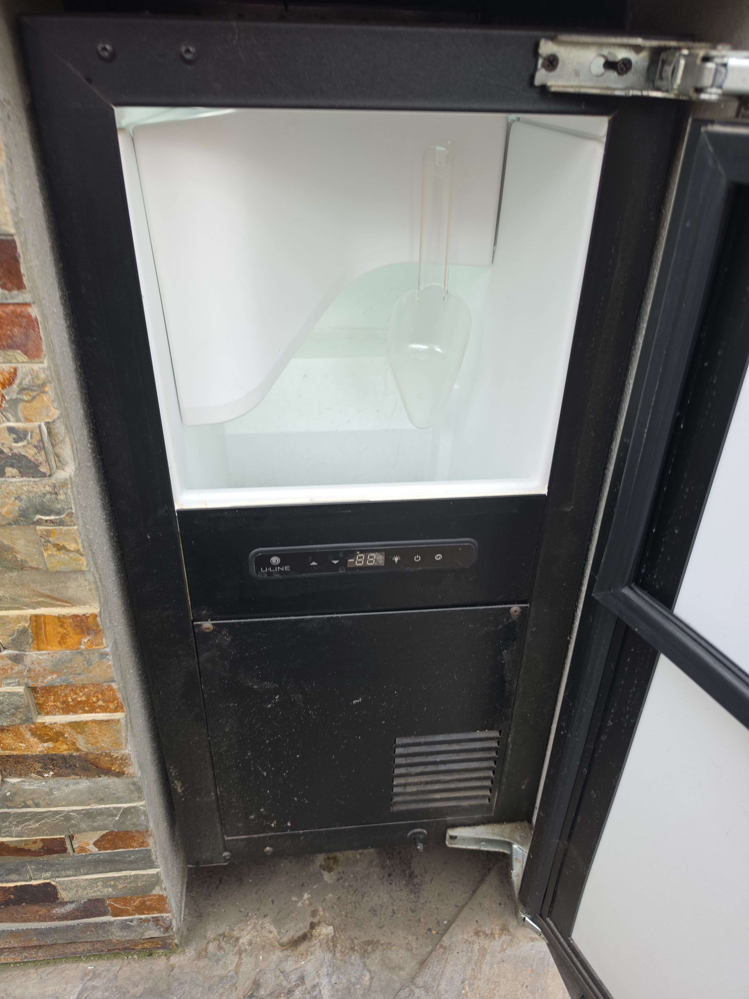 A U-Line Ice Maker That Stopped Making Ice and Needed Cleaning in Pasadena (photo 3)