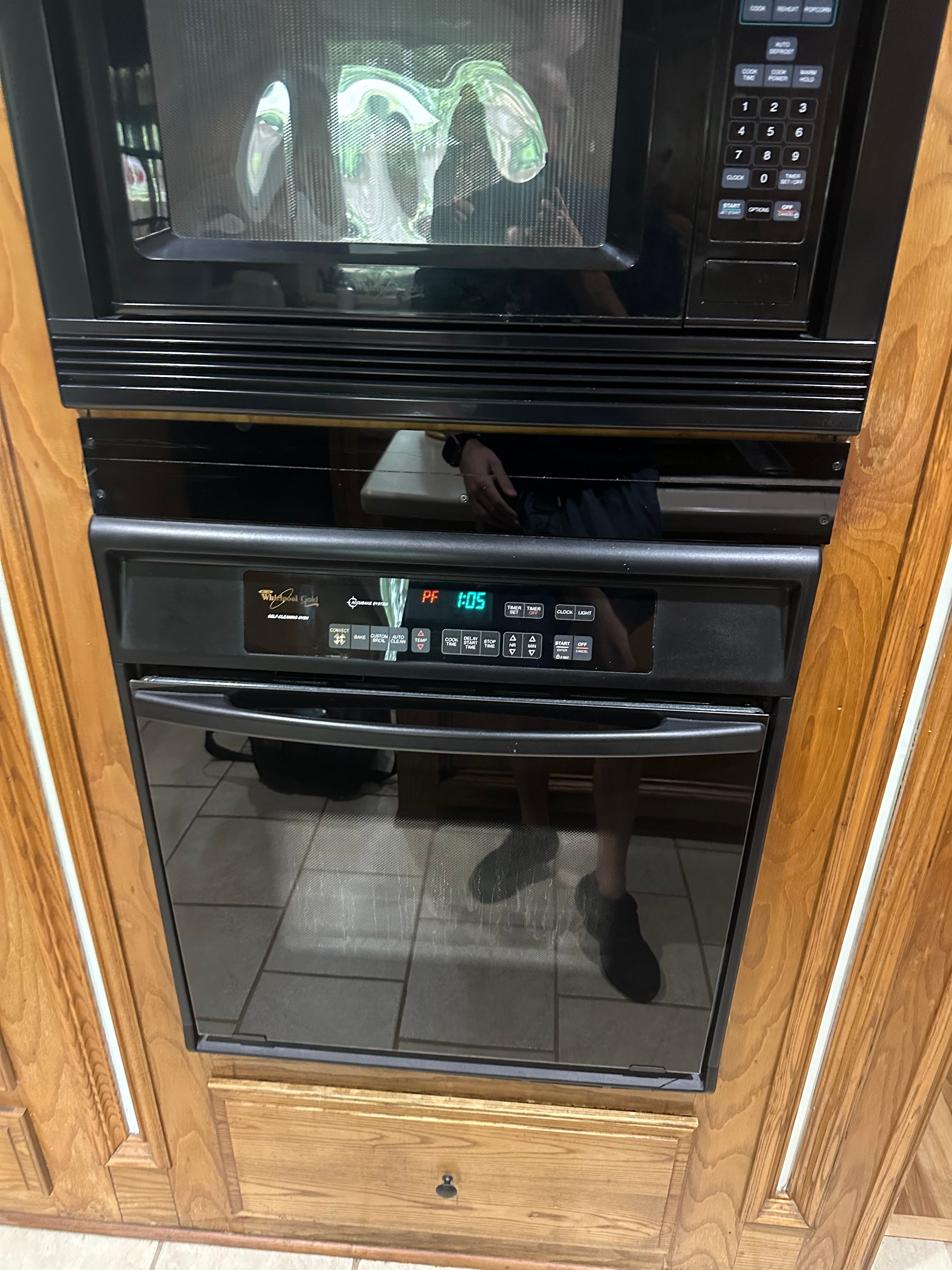 A Whirlpool Wall Oven Humming With an F3 Error in Conroe (photo 1)