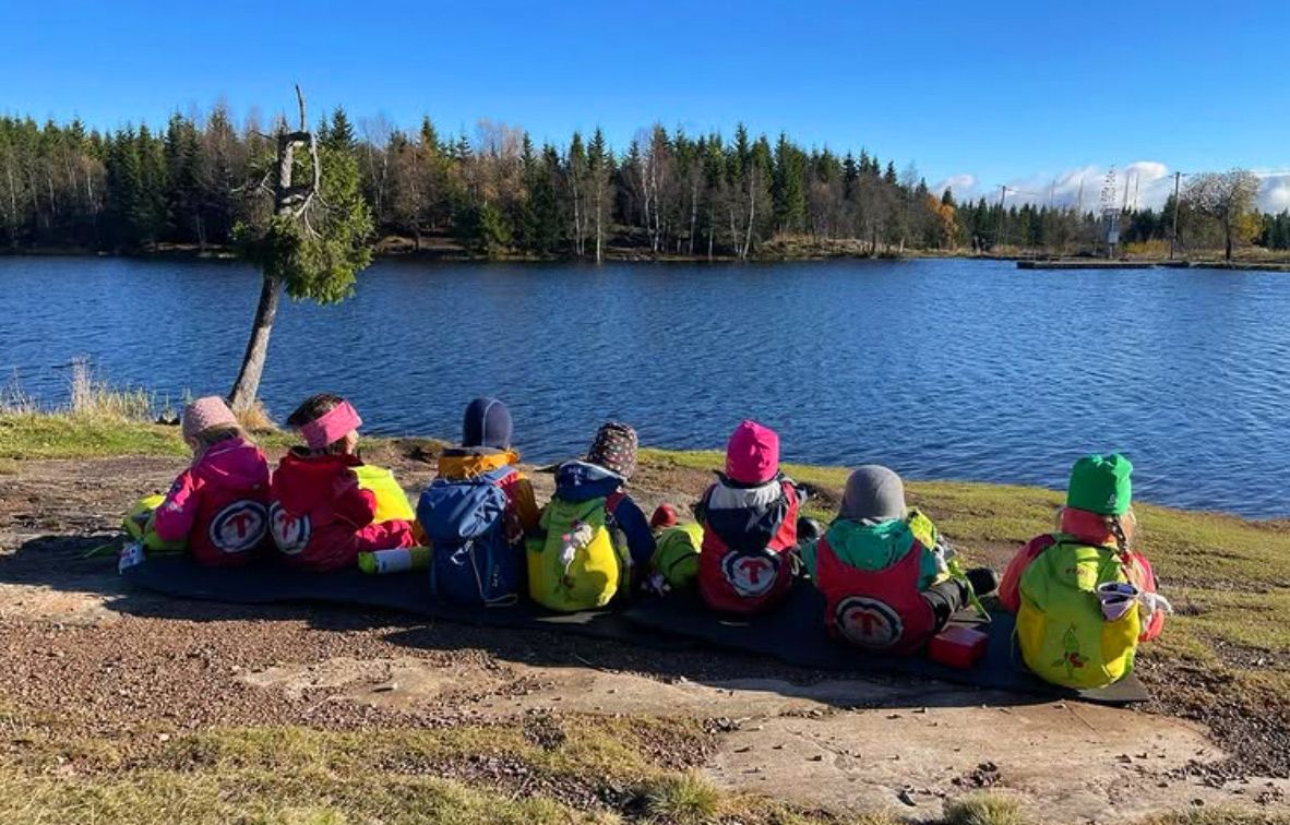 Barn på tur på Tomm Murstad friluftsbarnehage