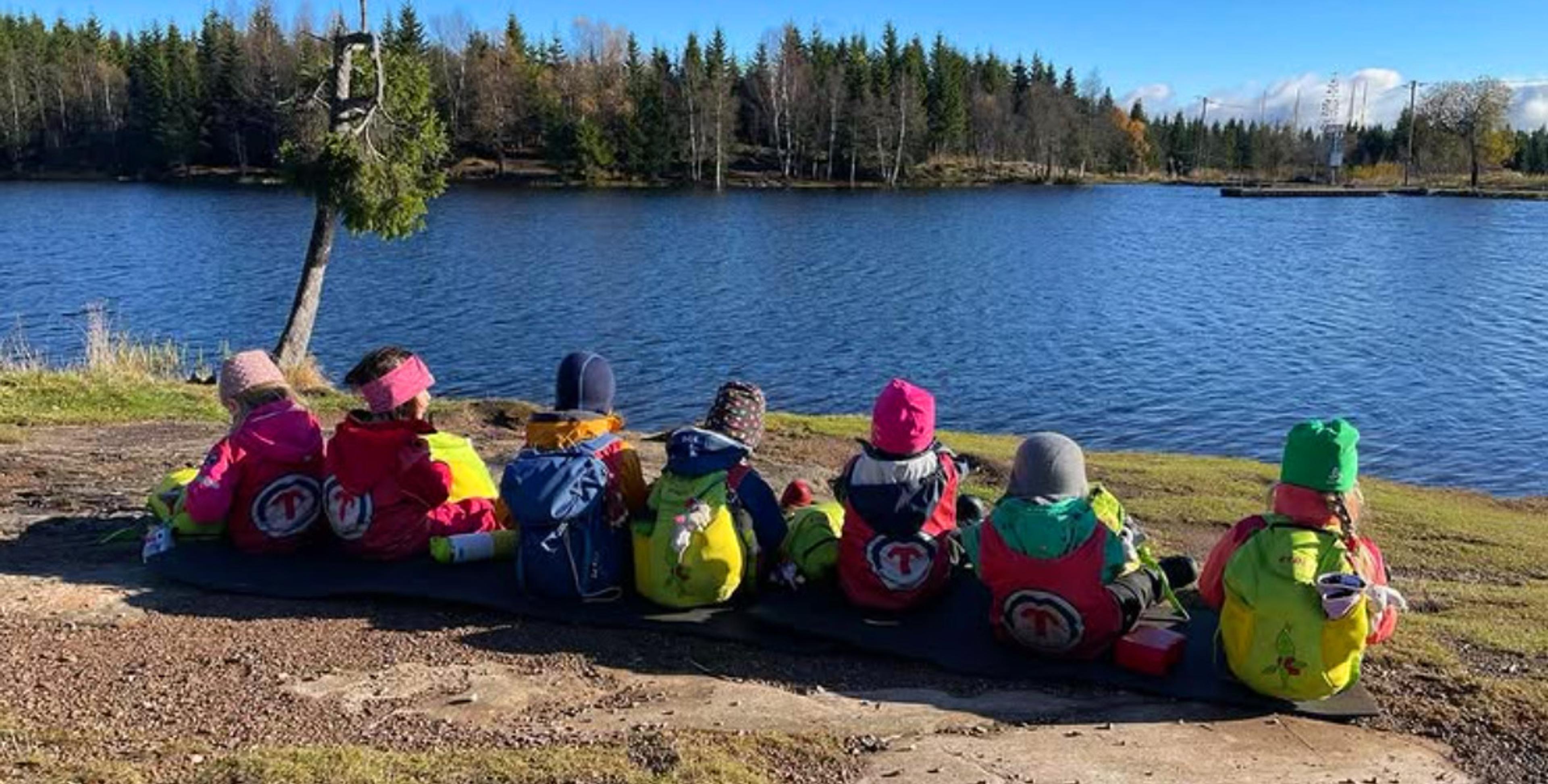 Barn på tur på Tomm Murstad friluftsbarnehage