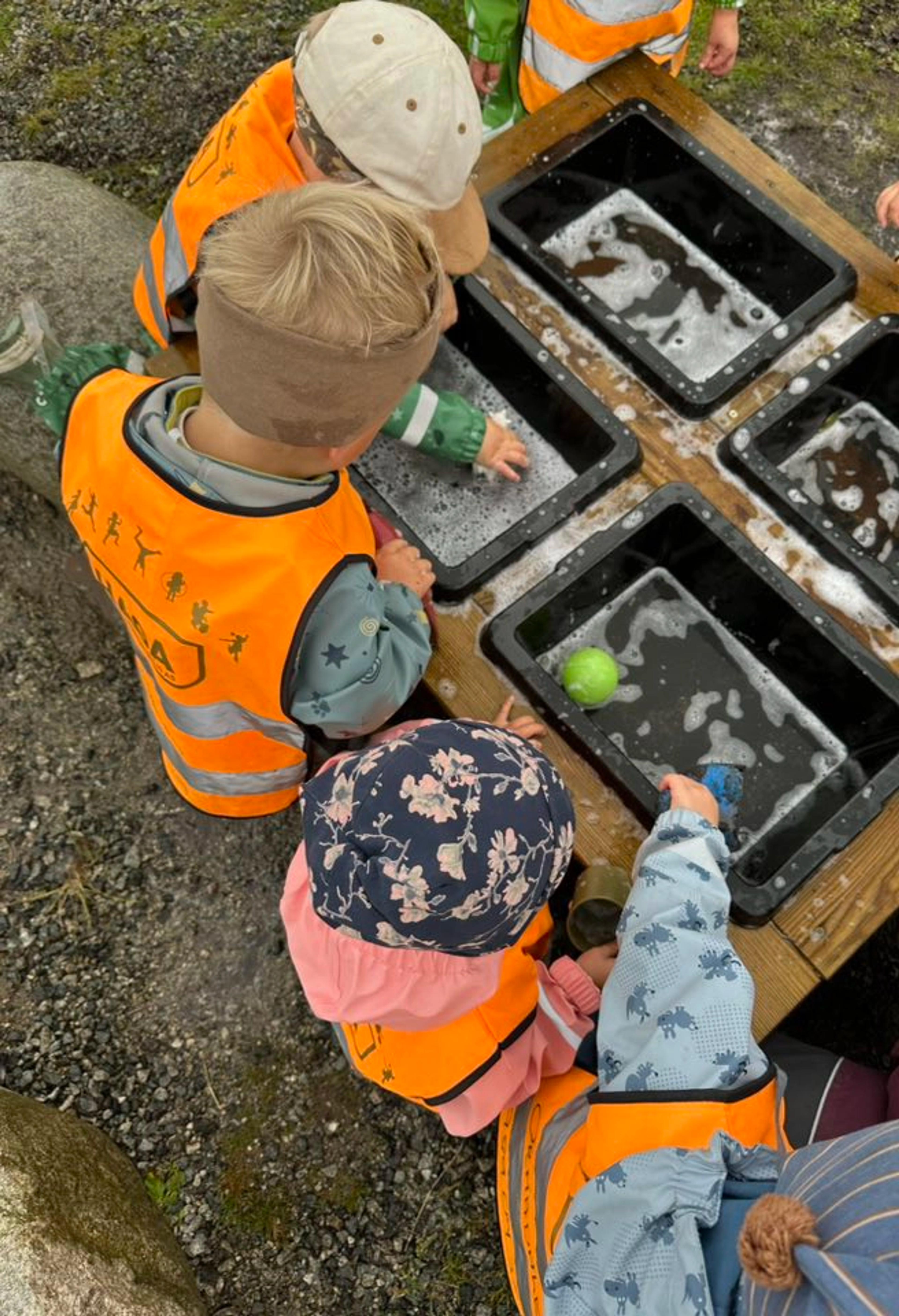 Barn som leker med vann i Espira Ormadalen