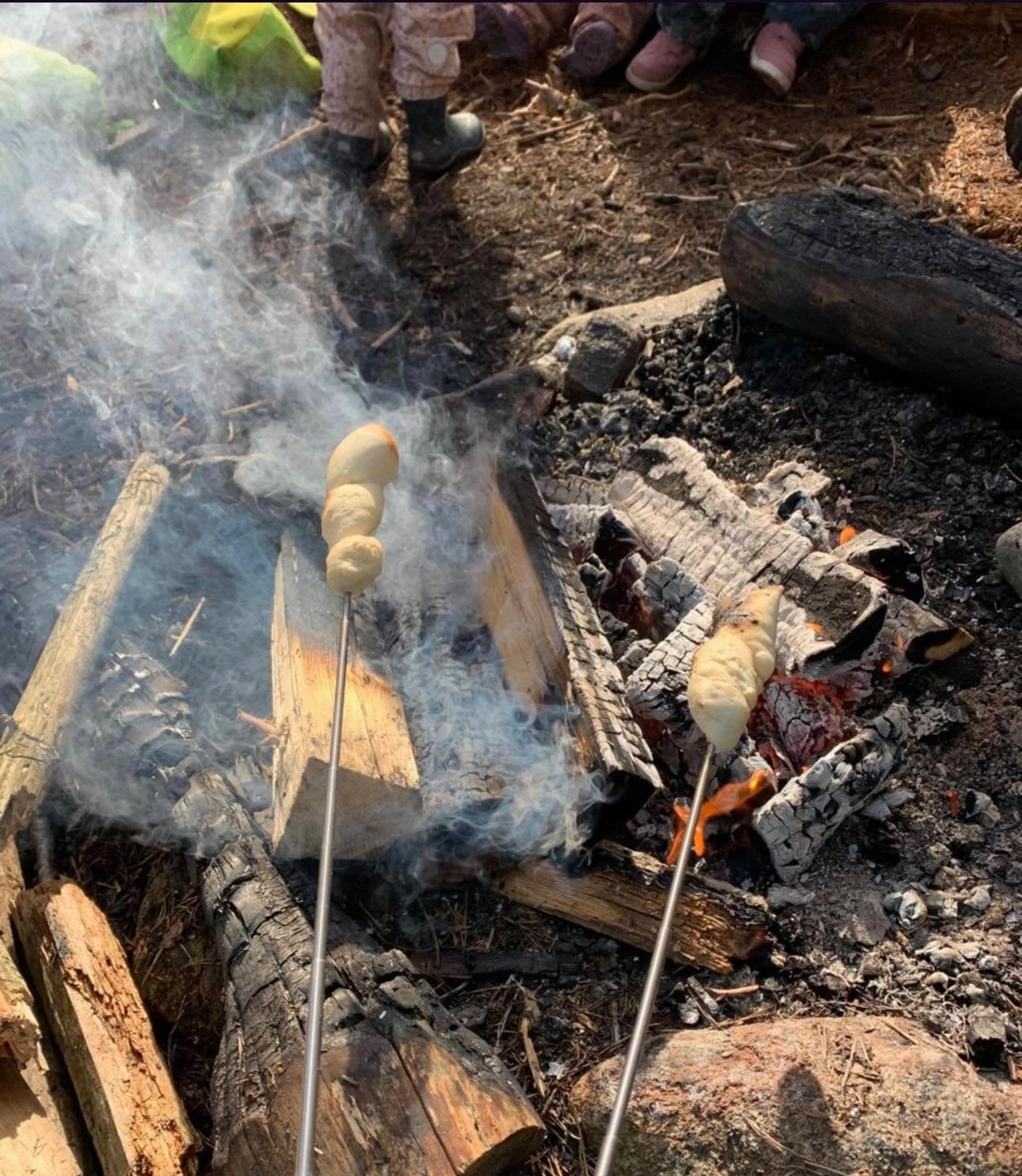 Barn som lager pinnebrød på bålet i Espira Opsahl