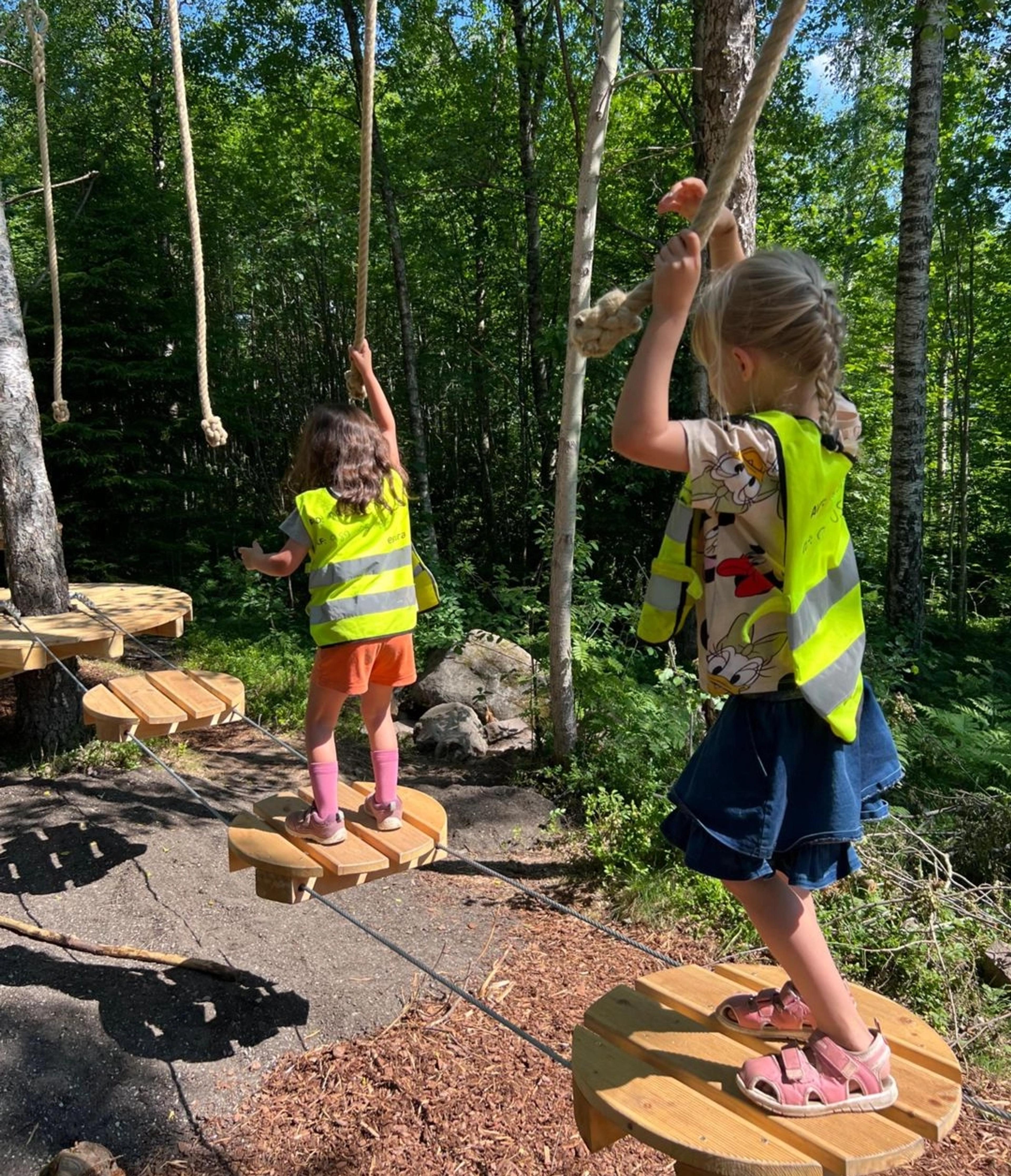 Barn som leker i skogen i Espira Grefsen stasjon