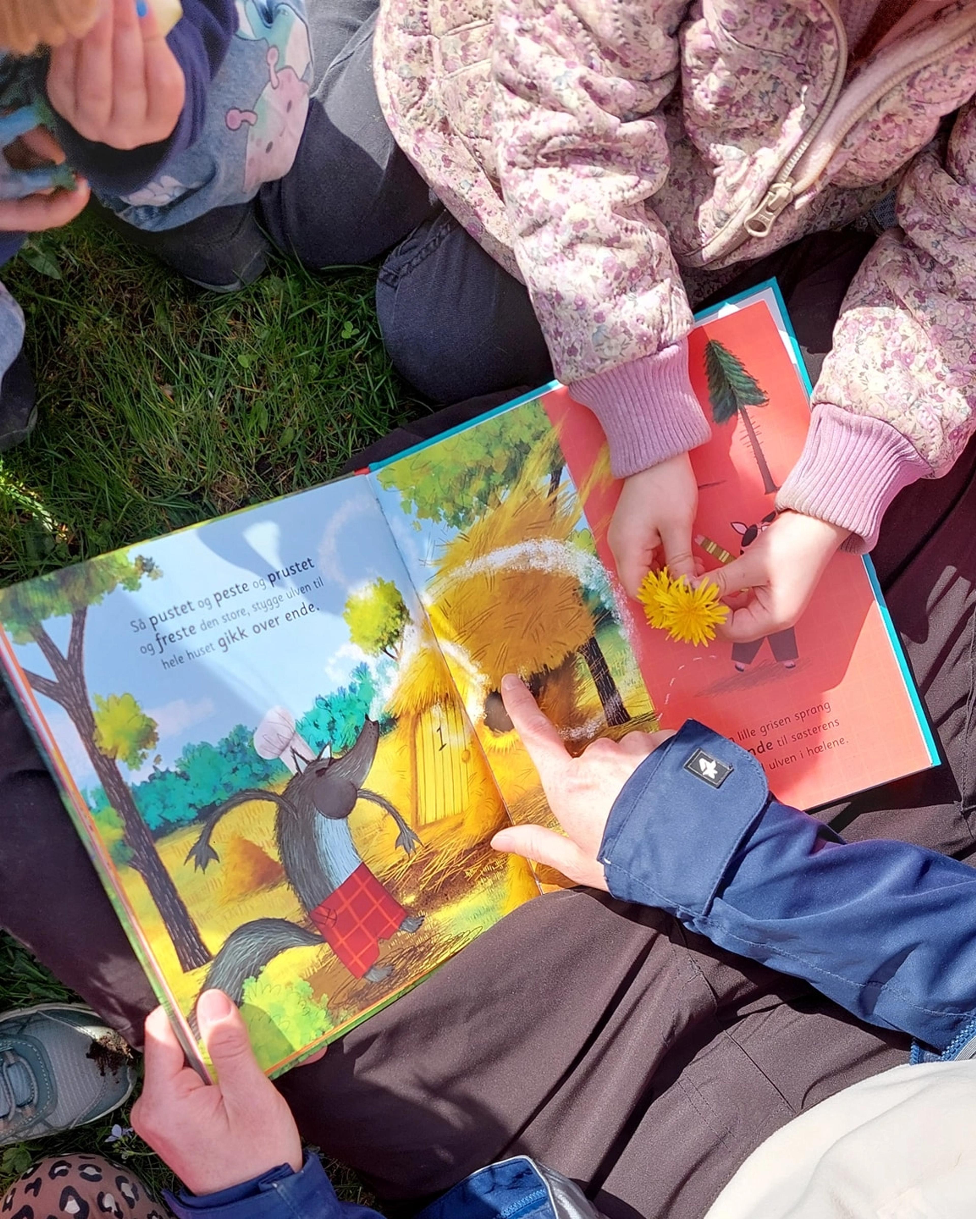 Barn som leser bøker sammen i Espira Marthahaugen