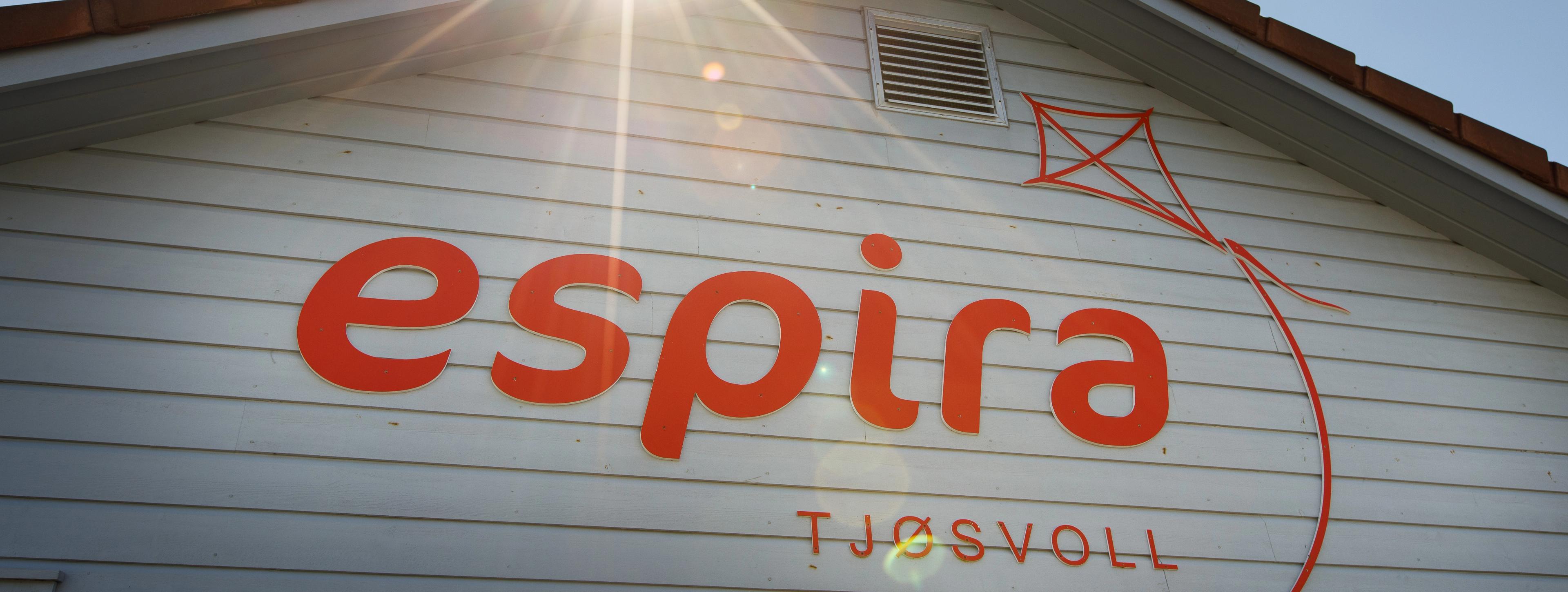Espira Tjøsvoll, Åkrehamn i Karmøy kommune - fasade med logo