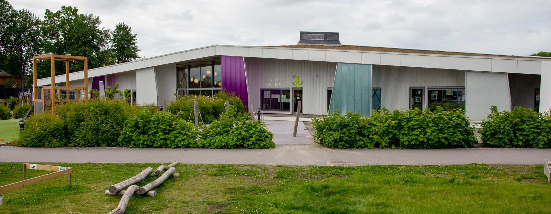 Fasaden på Espira Baggerødbanen med grøntareal utenfor